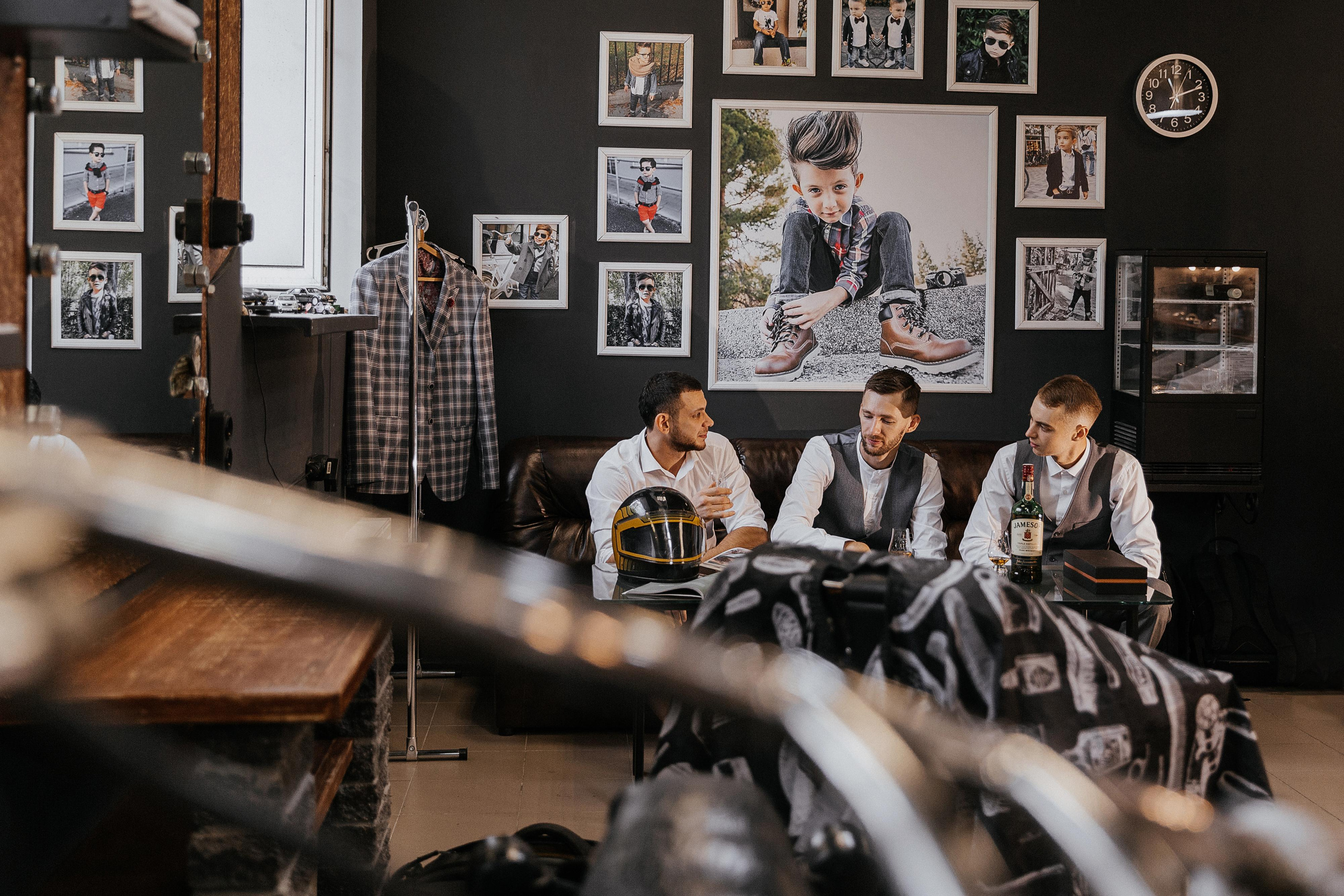 утро жениха в с друзьями в барбершопе