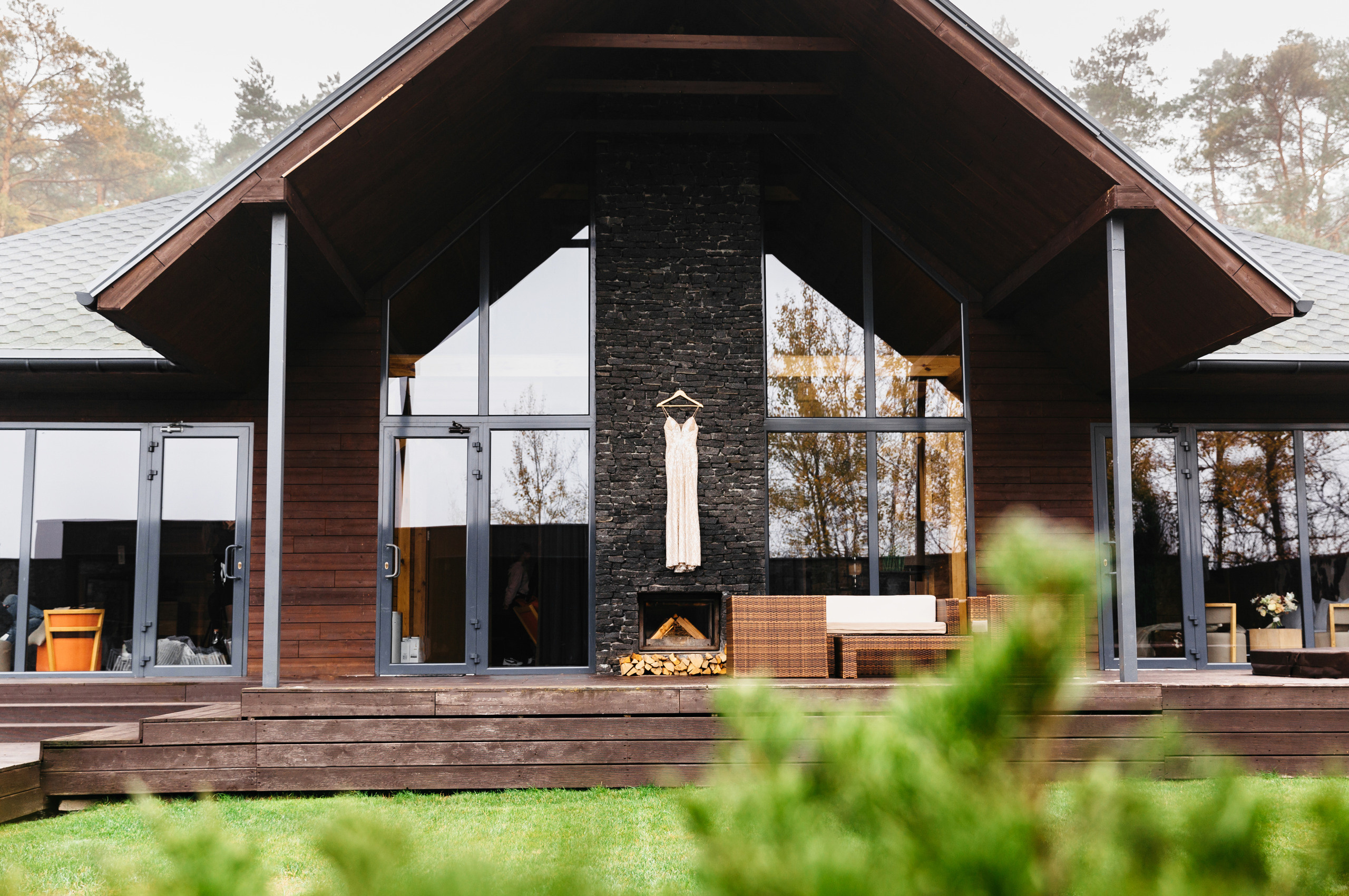 свадебное платье висит над камином во дворе  Verholy Relax Park 