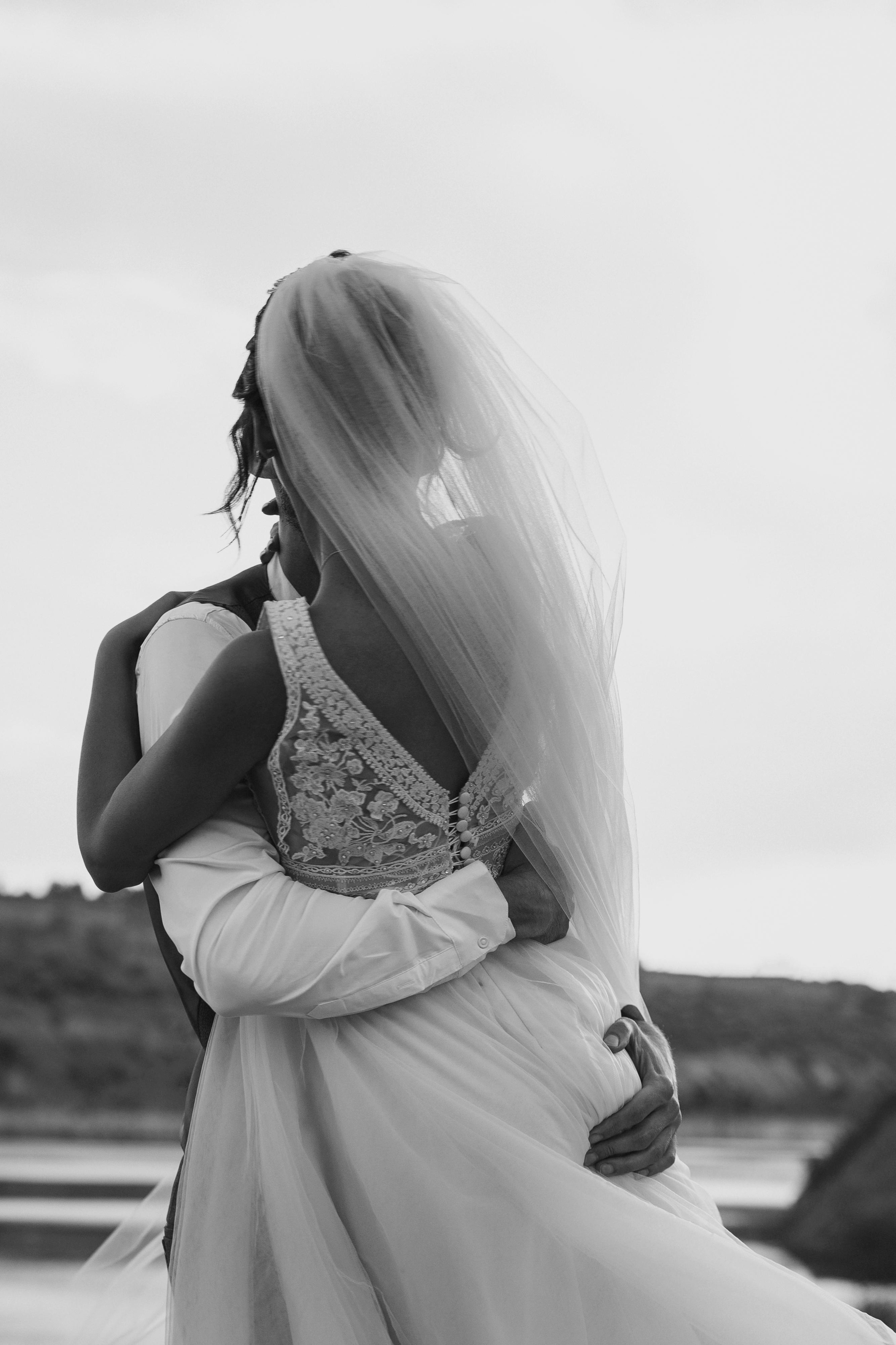 черно белая фотография жених подымает невесту динамика