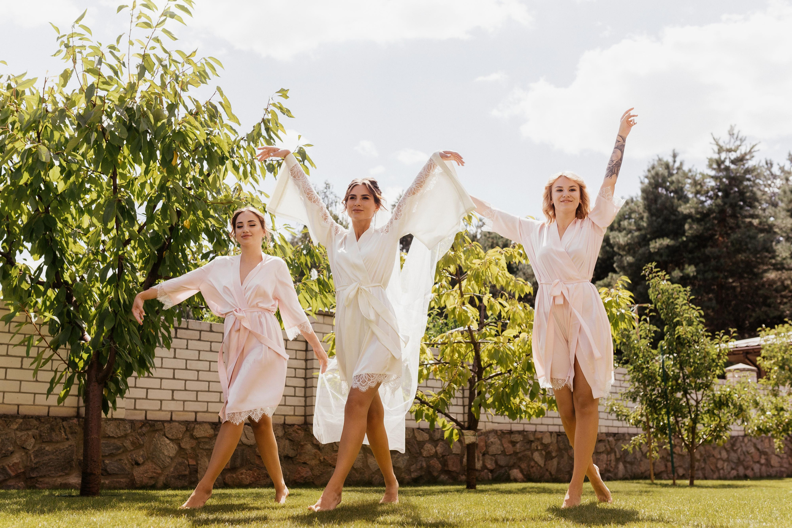 утро невесты с подругами на зеленой траве