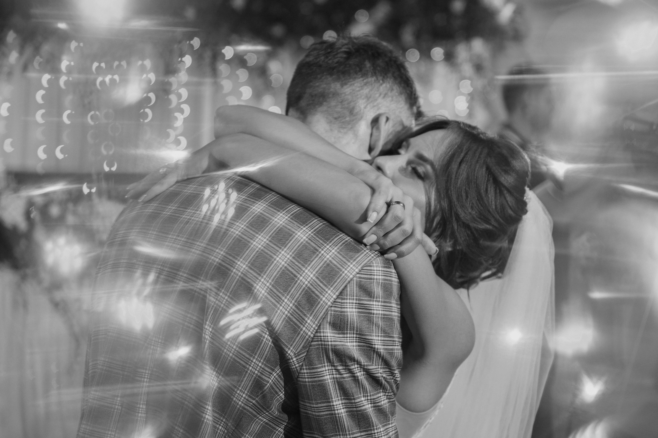 черно белая фотография невеста сильно обнимает жениха во время первого танца Кременчуг