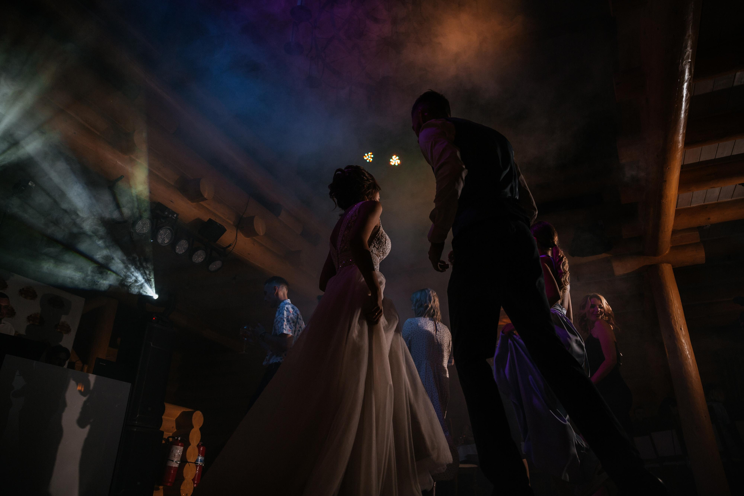 Танцы на свадебном банкете разноцветный свет Гостиный двор