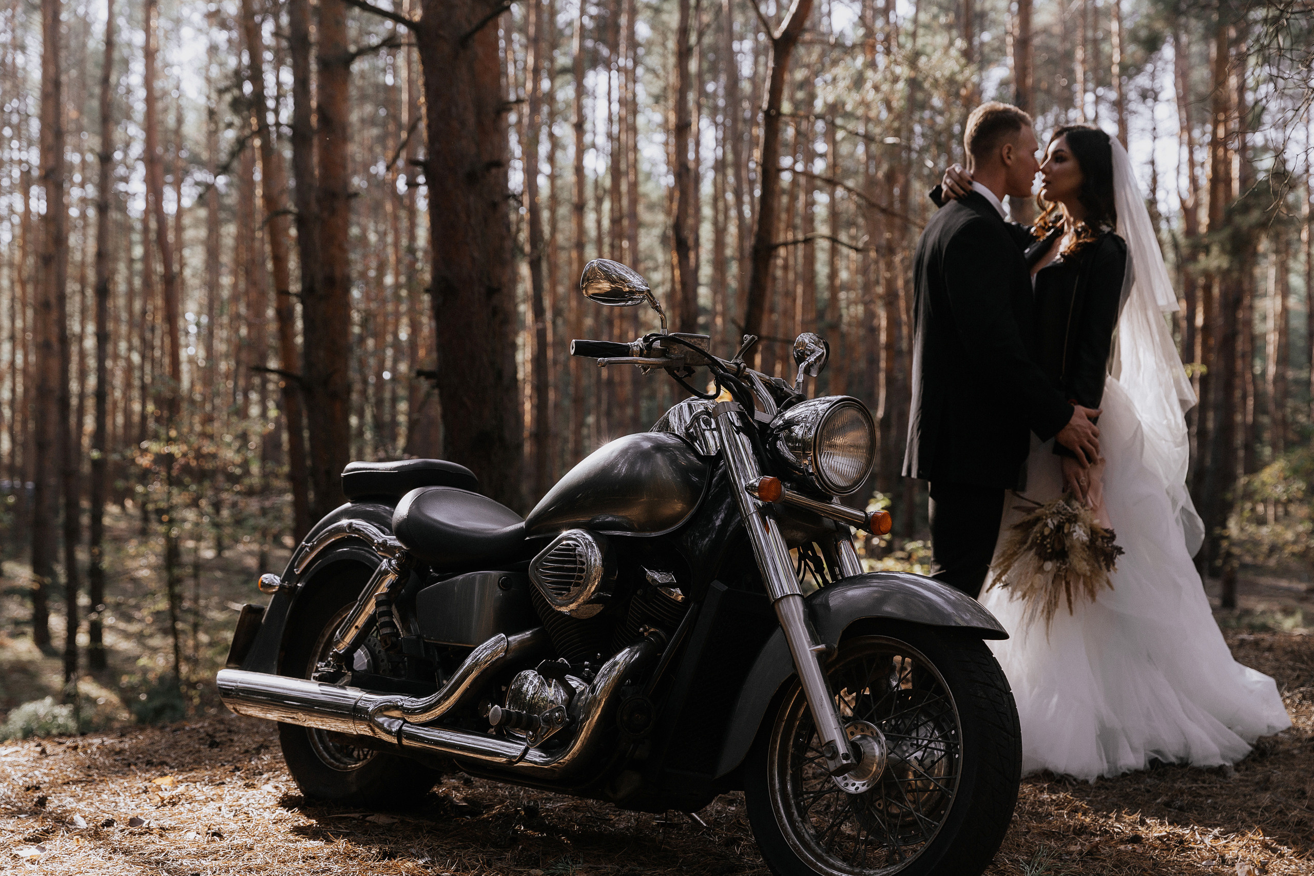 невеста и жених поцелуй в сосновом лесу