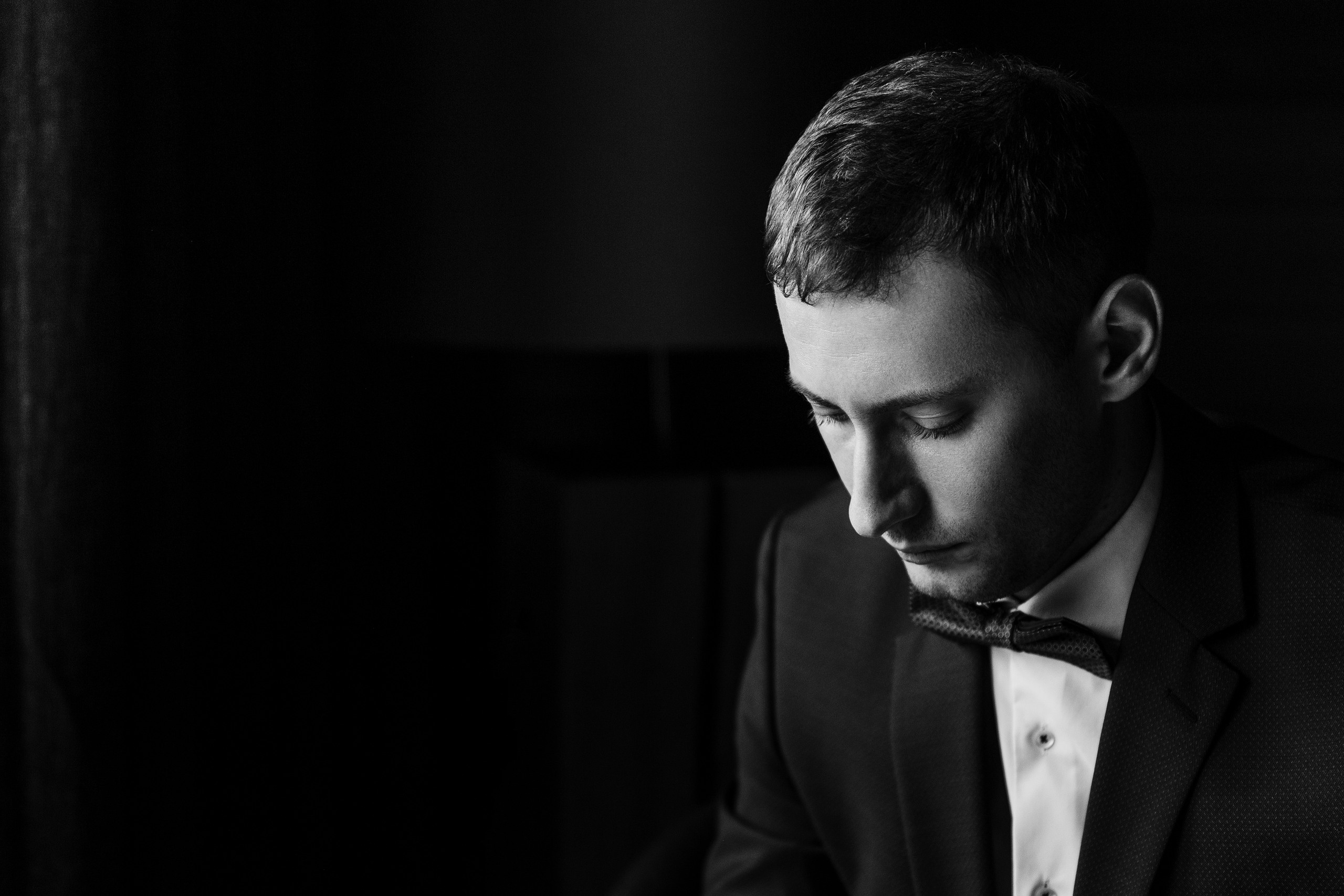 жених задумчиво сидит на сборах черно белая фотография