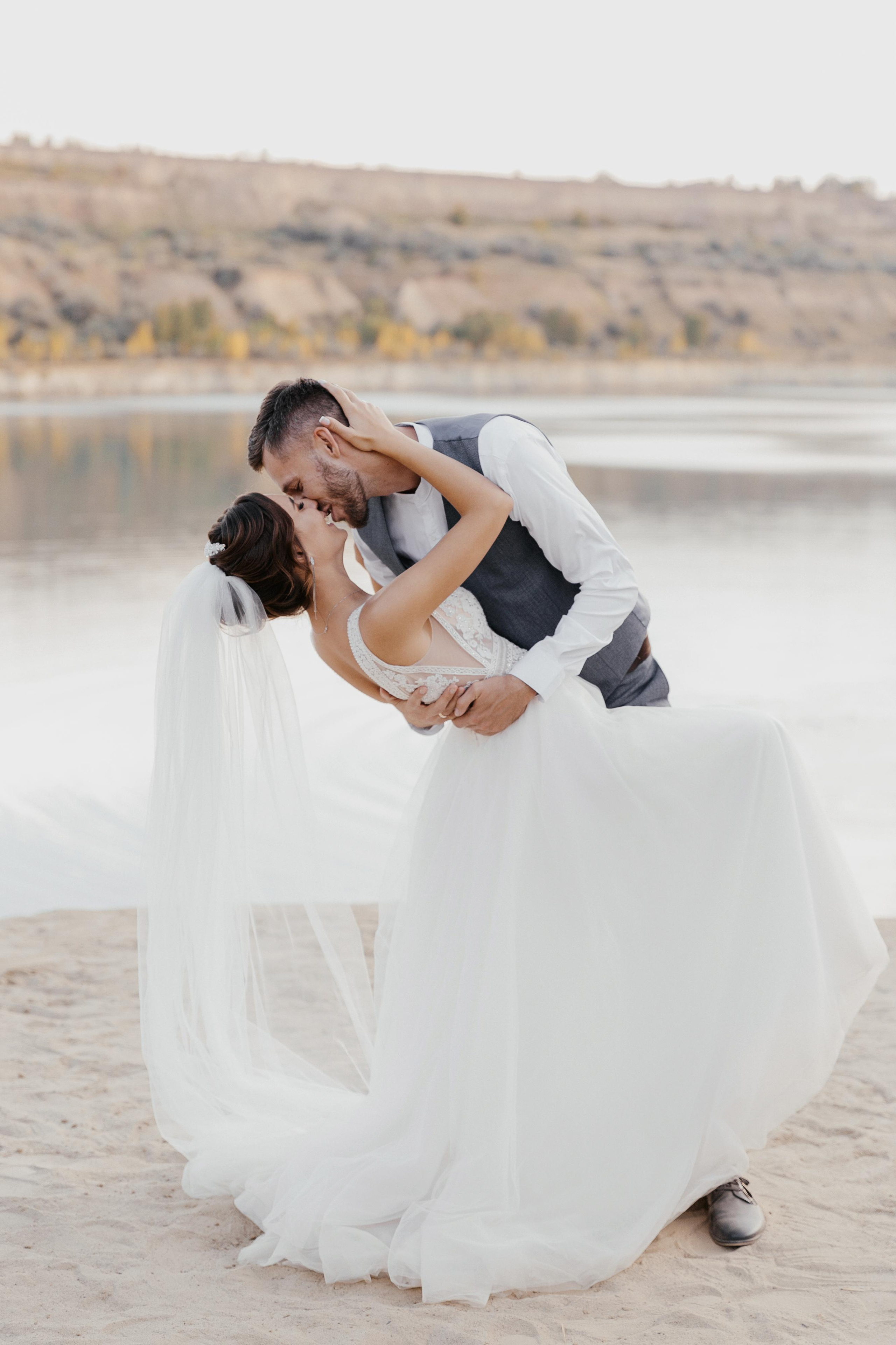 жених целует невесту на прогулке , невеста в прогибе