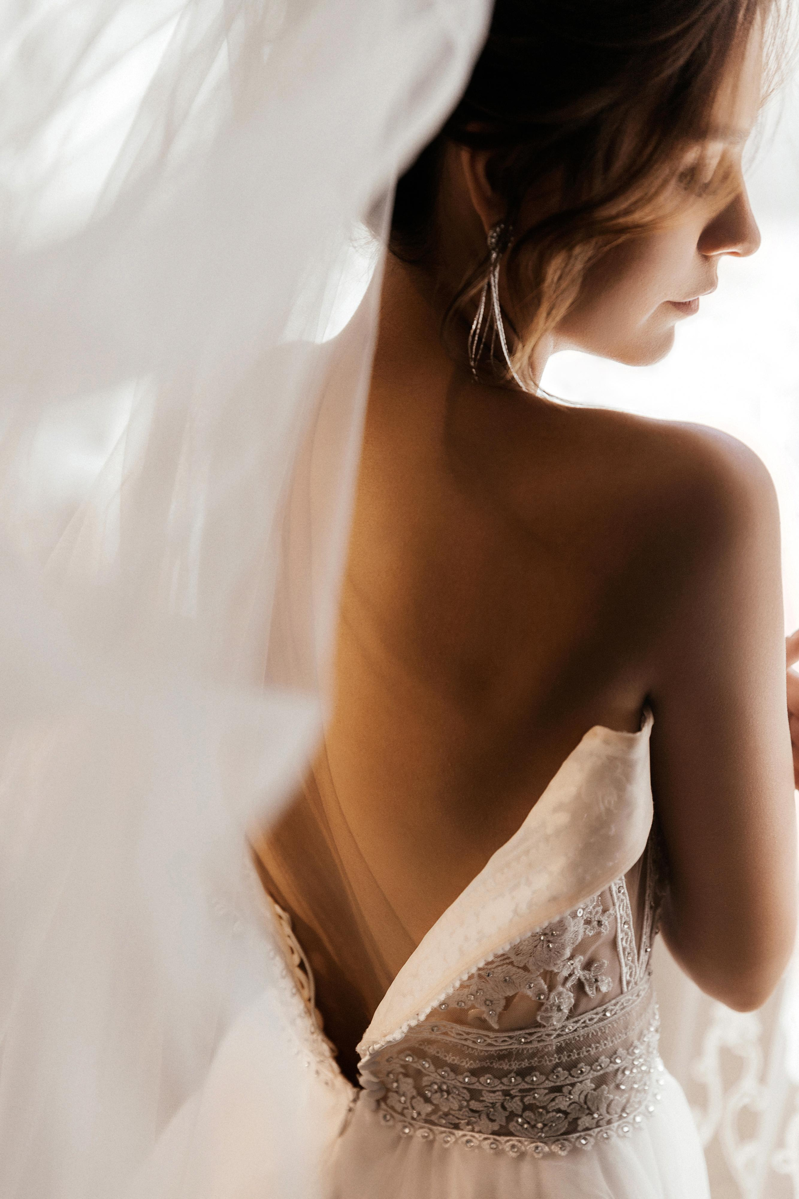 спина невесты платье приспущено 