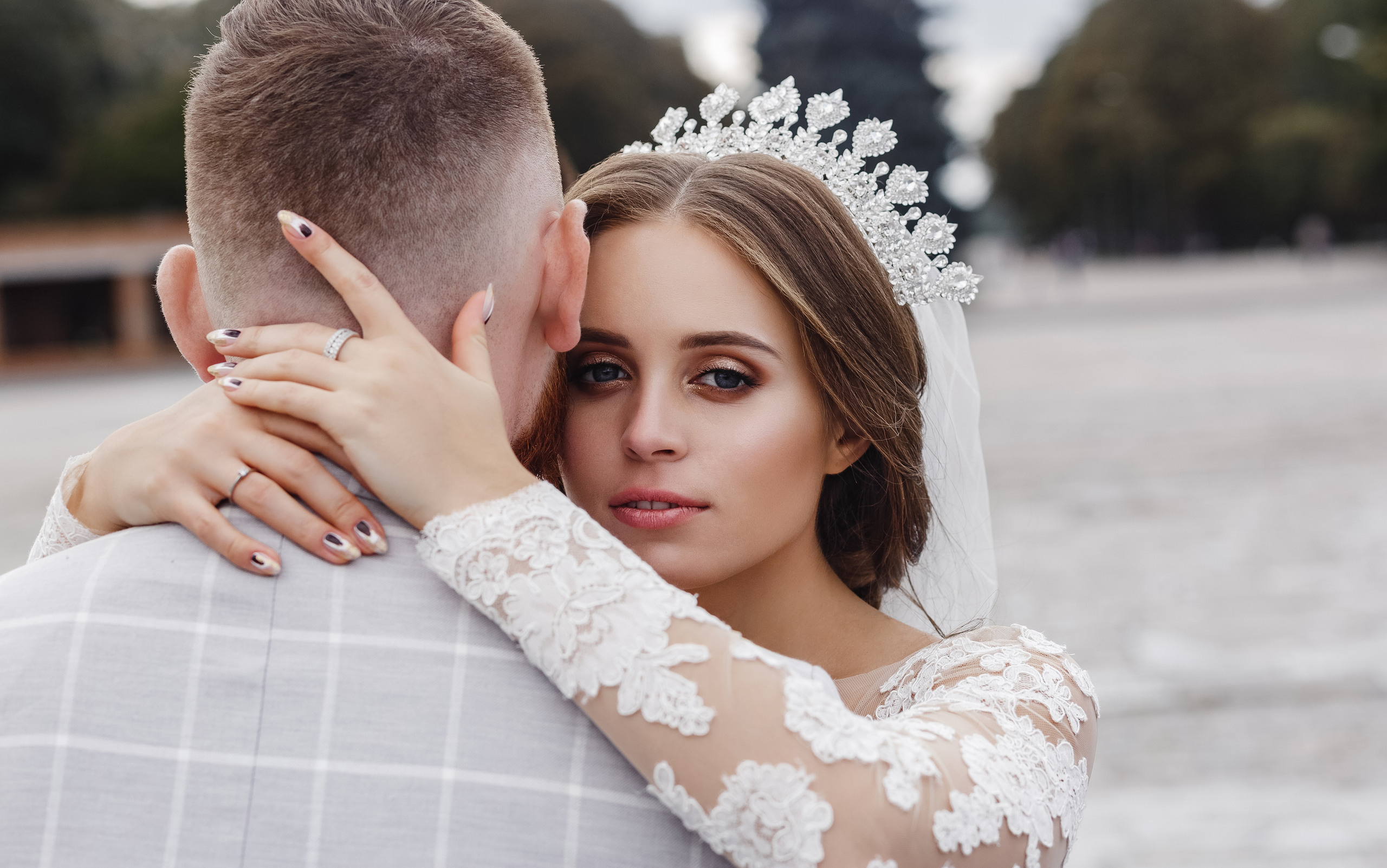 невеста смотрит в кадр обнимая жениха Кременчуг