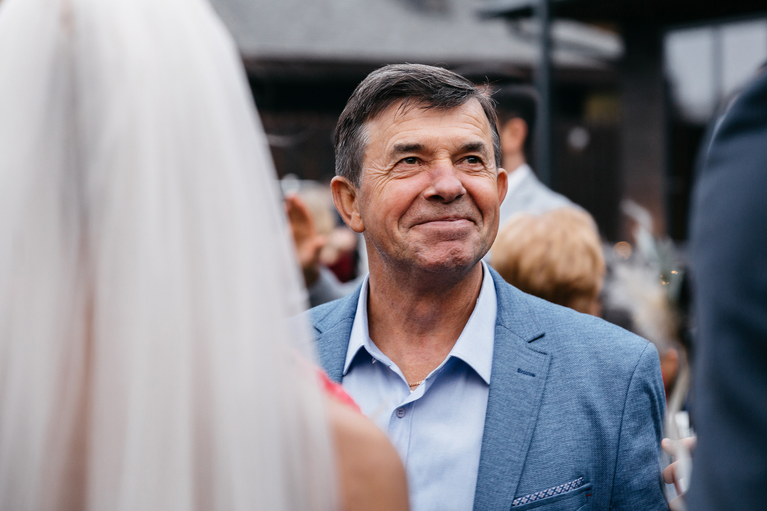 папа смотрит на невесту во время свадебной церемонии