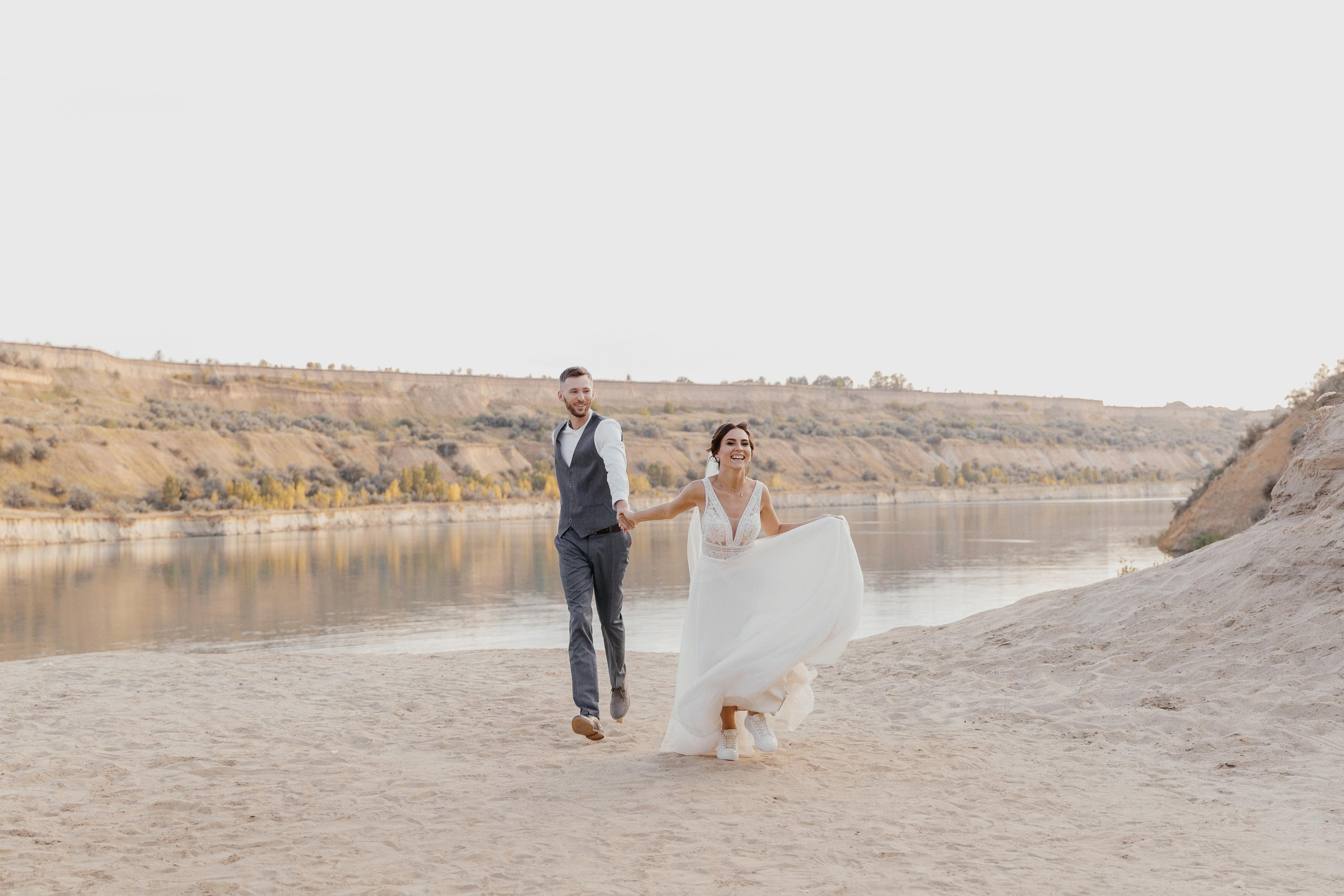 невеста и жених бегут за руки 