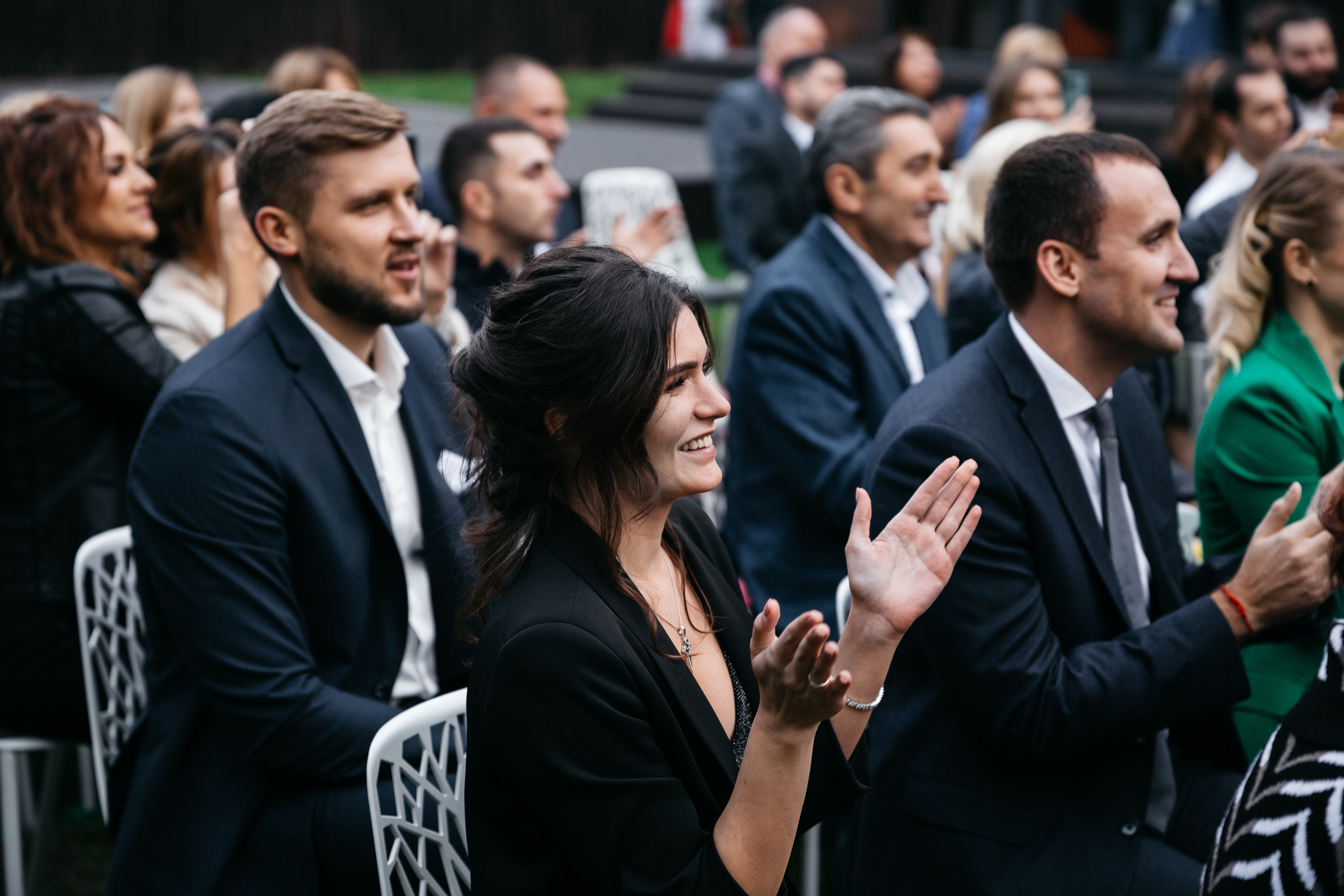 гости во время свадебной церемонии аплодируют 