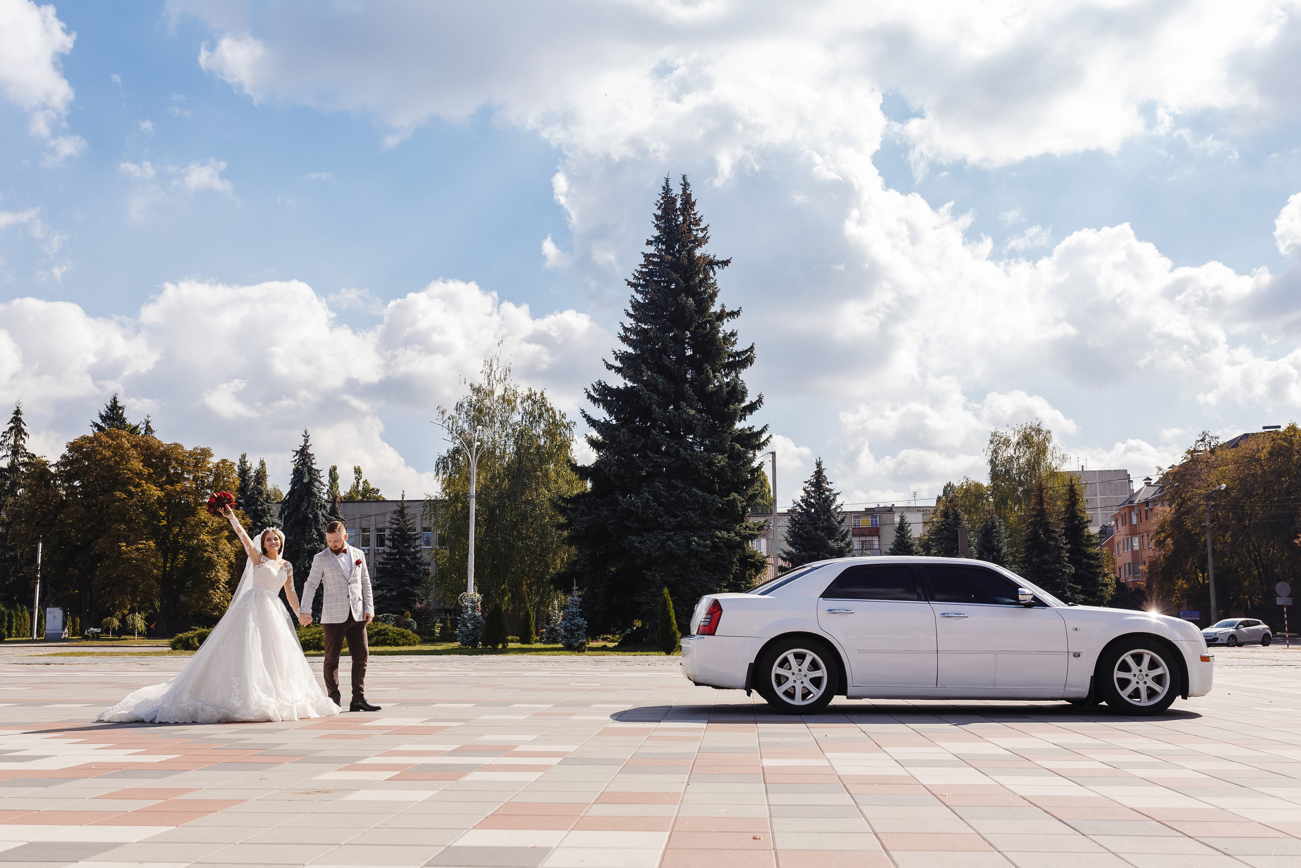 центральная площадь Кременчуга свадьба жених и невеста идут к машине