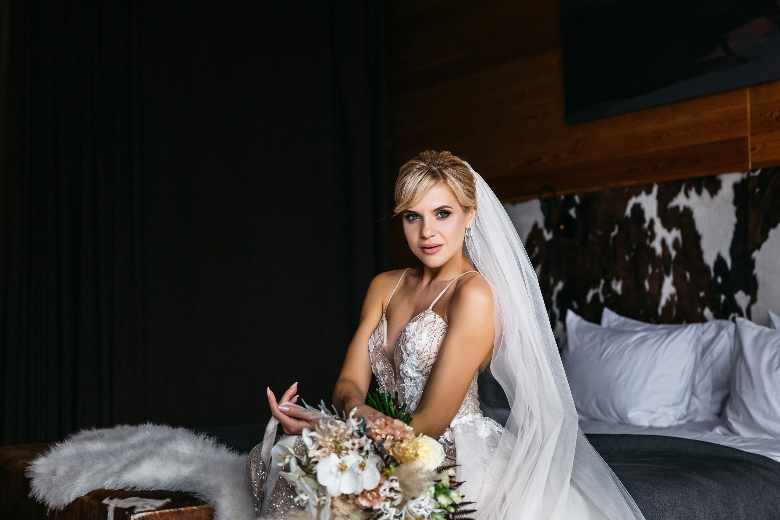 невеста сидит на кровати с букетом Verholy Relax Park 