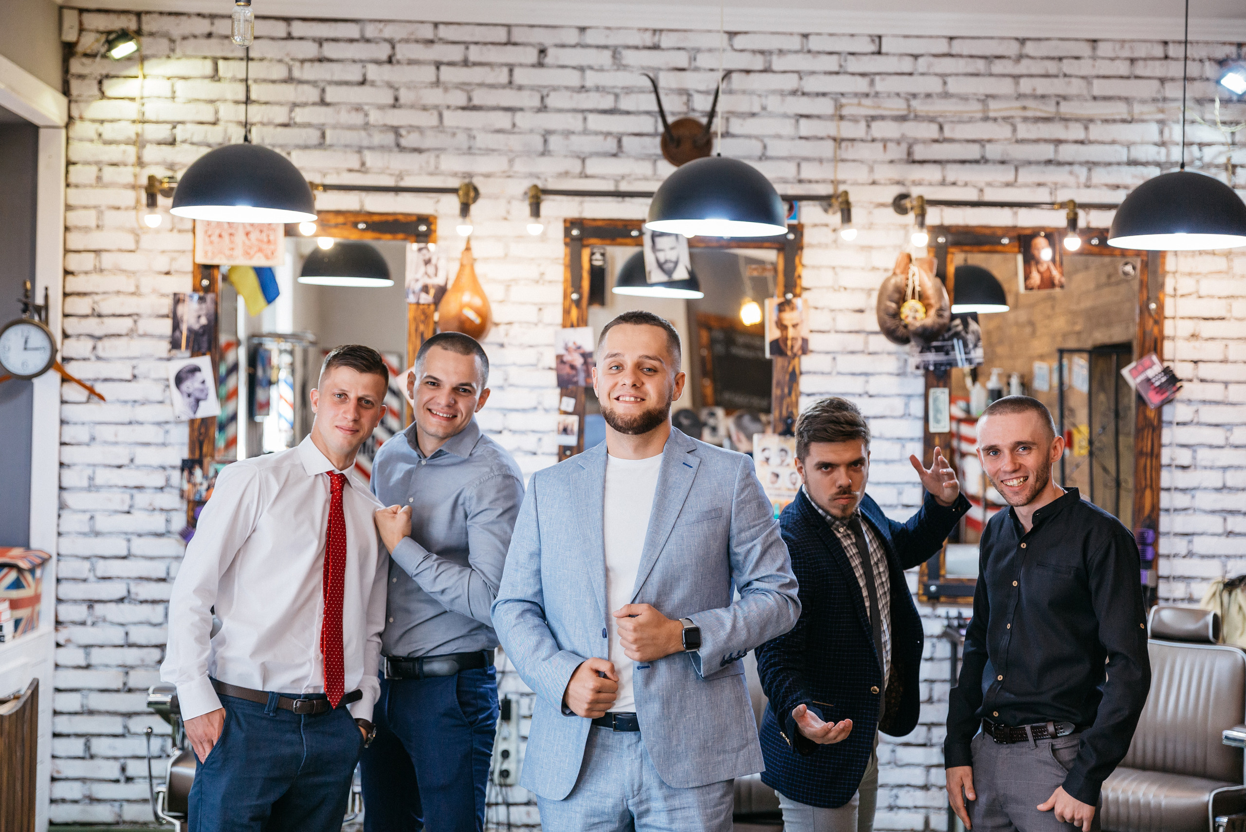 Жених и его друзья позируют на групповой фотографии в барбершопе