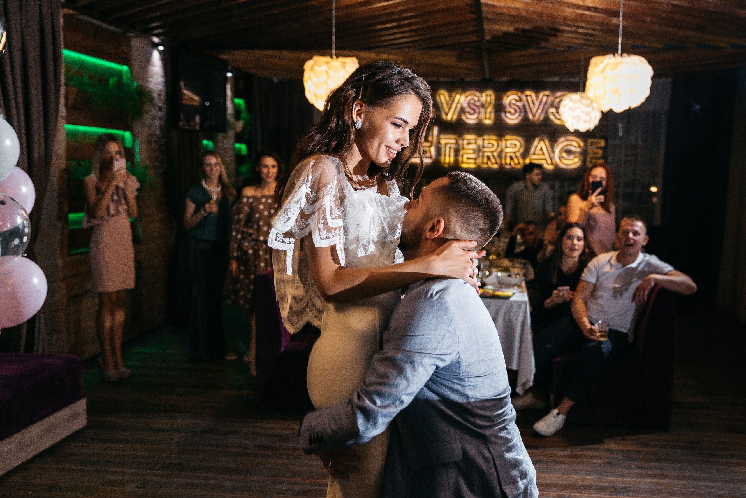 жених поднимает невесту во время первого танца Кременчуг