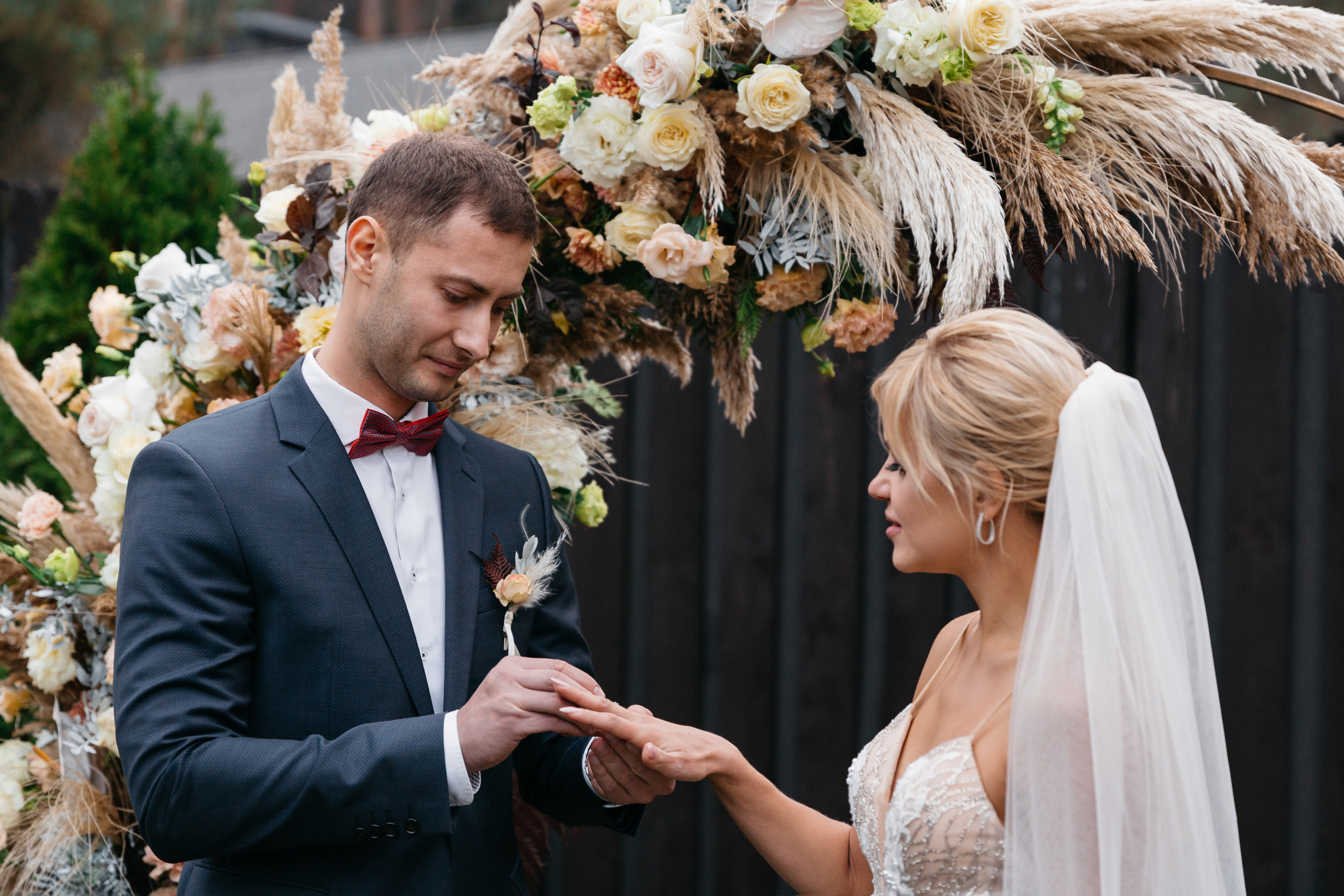 обмен кольцами на свадебной церемонии