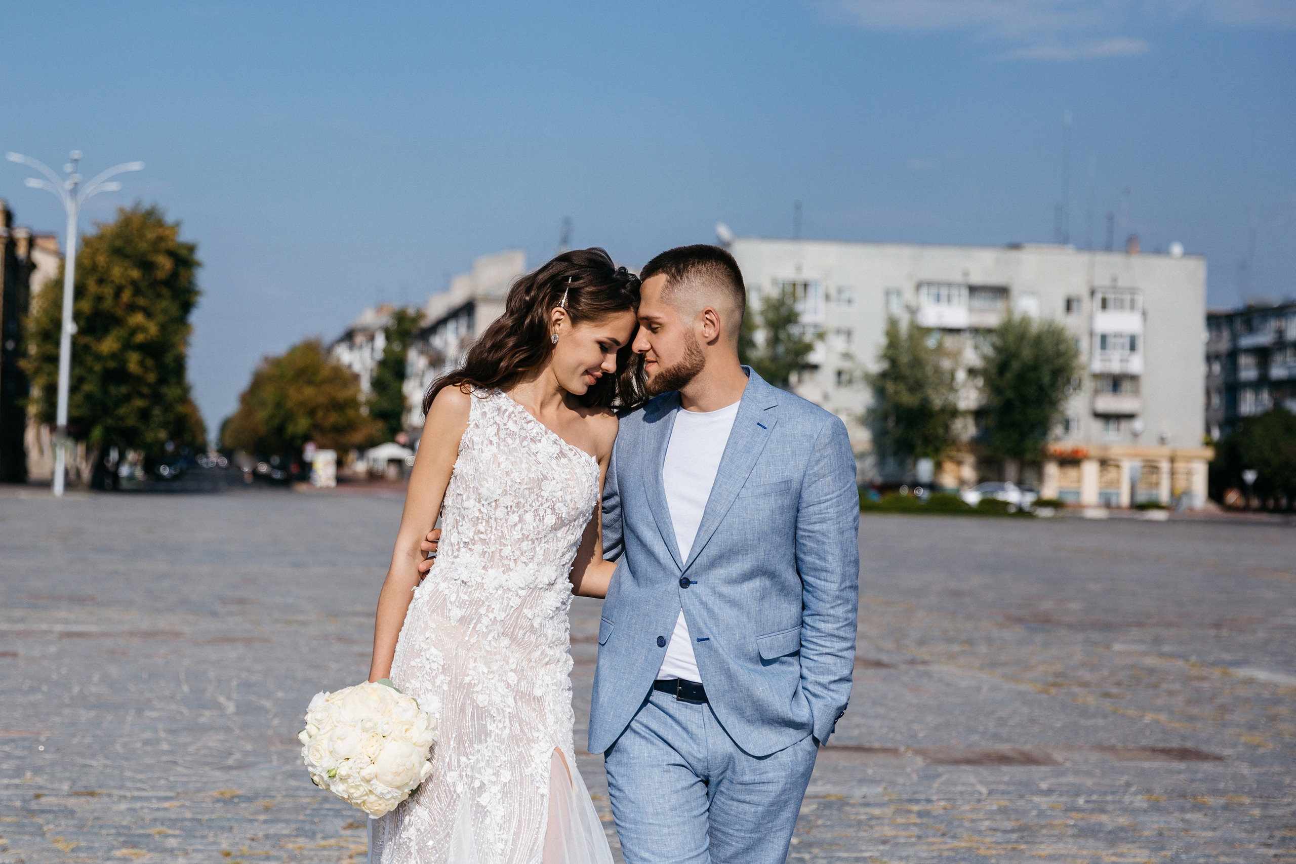 свадебная прогулка на центральной площади