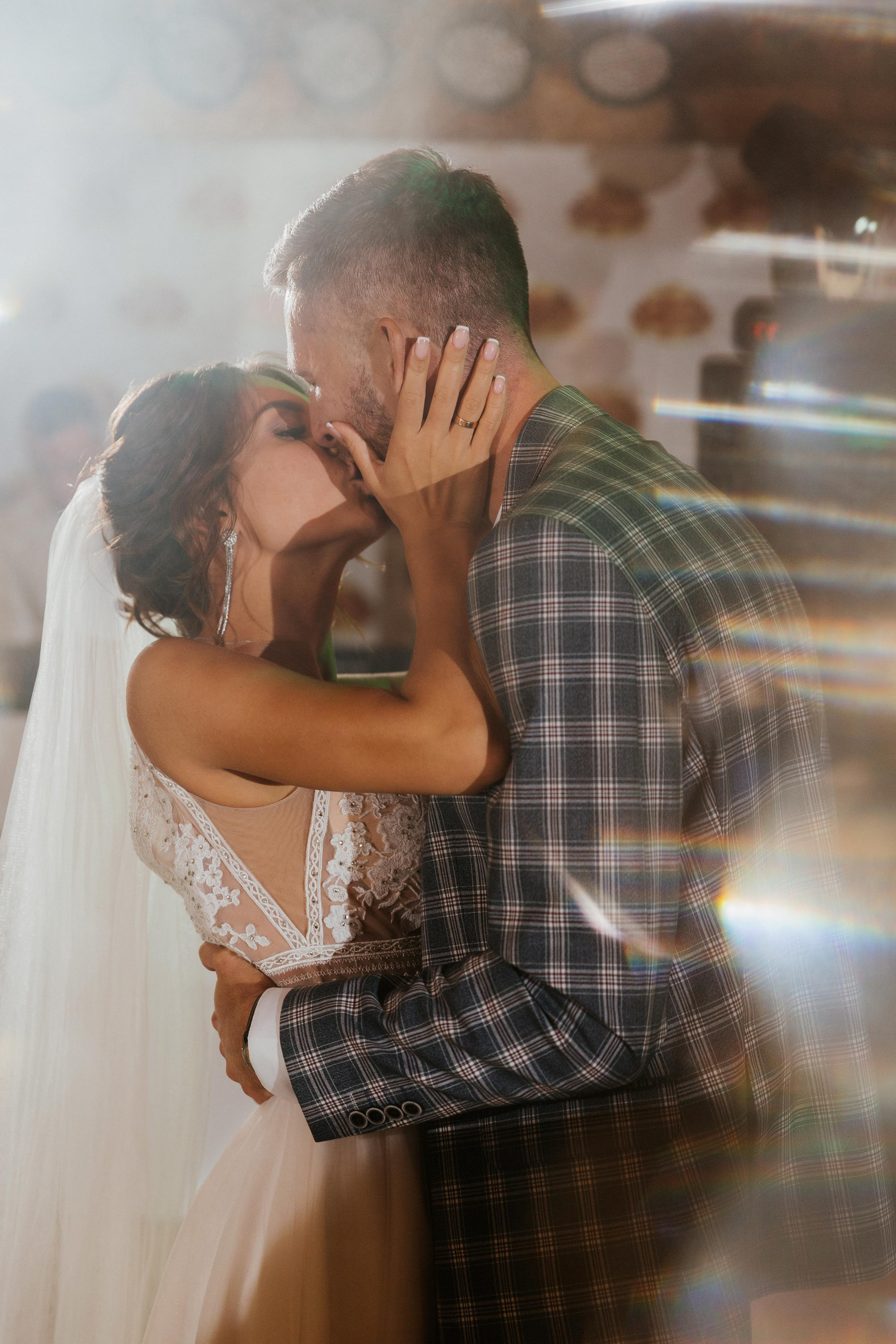 первый танец Кременчуг свадьба невеста целует жениха