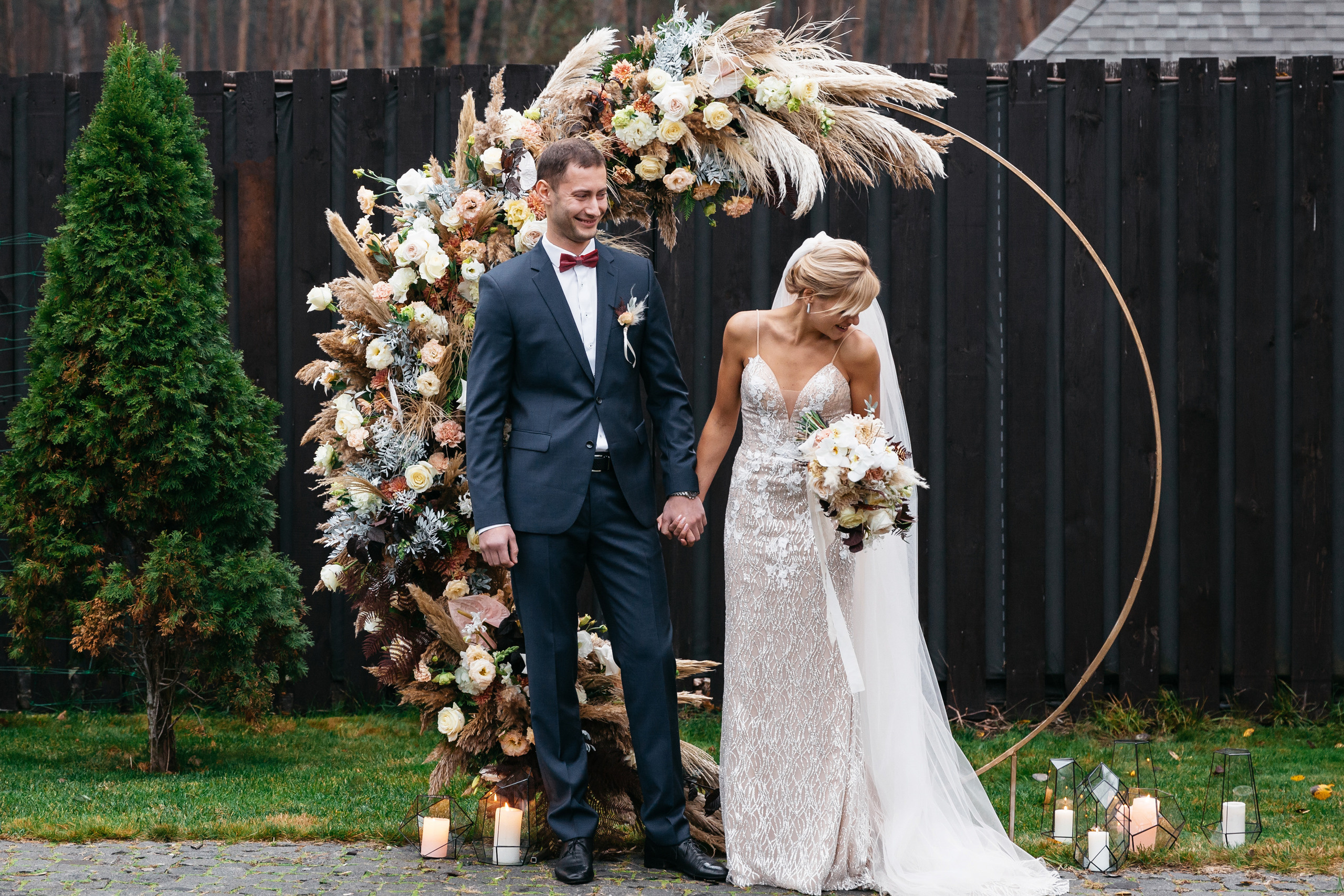 жених и невеста свадебная церемонии на фоне арки