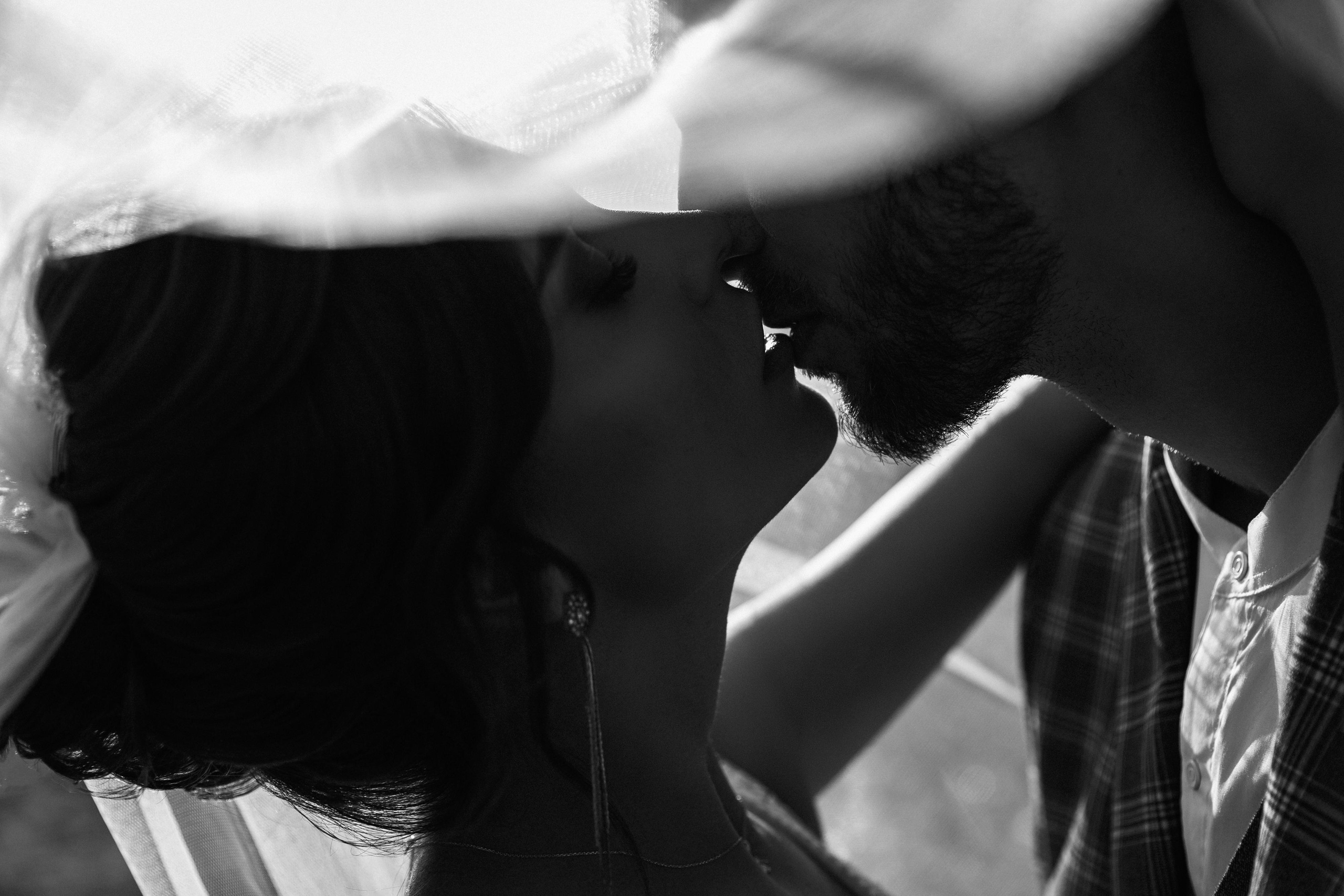 черно белая фотография пара на свадьбе обнимается 