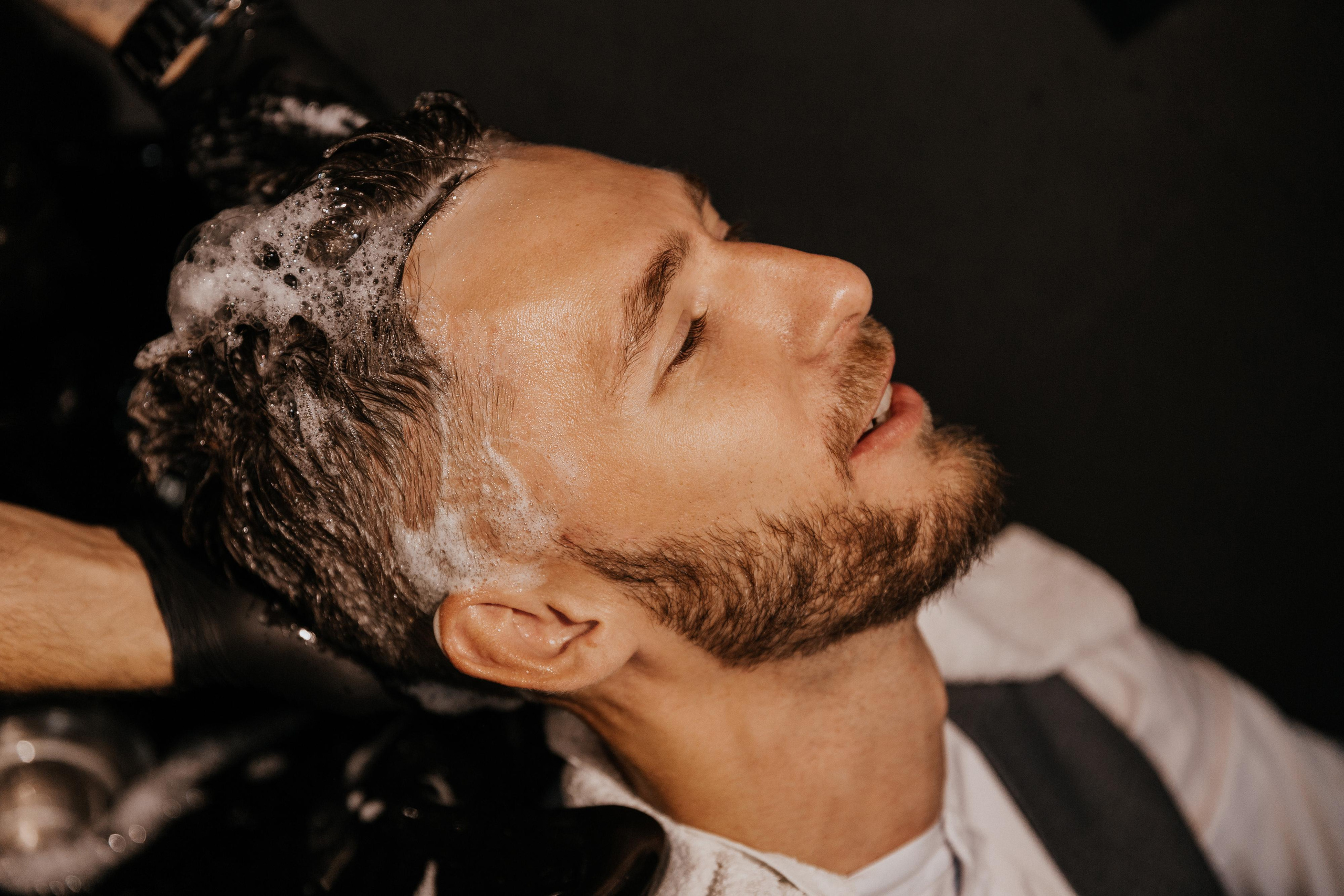 жениху моют голову в барбершопе