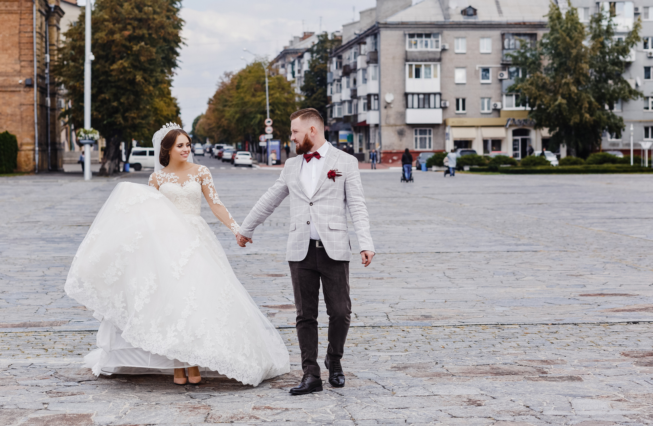 пара идет держась за руку по центральной площади Кременчуг