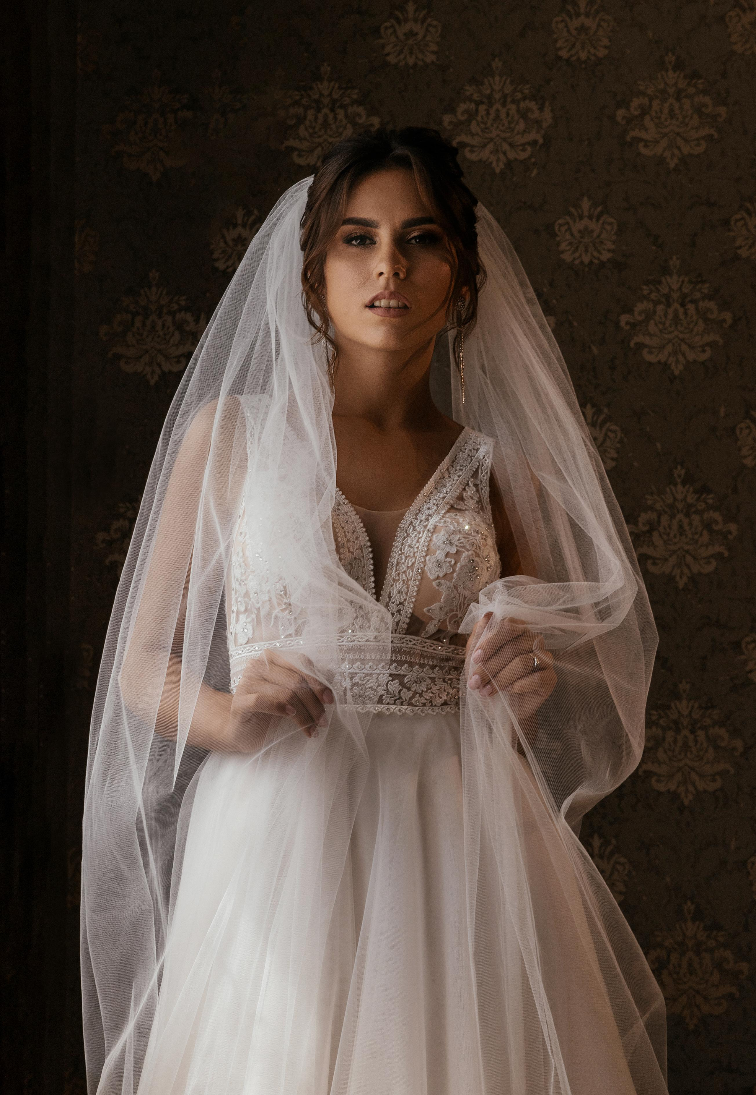 невеста позирует в свадебного платье 