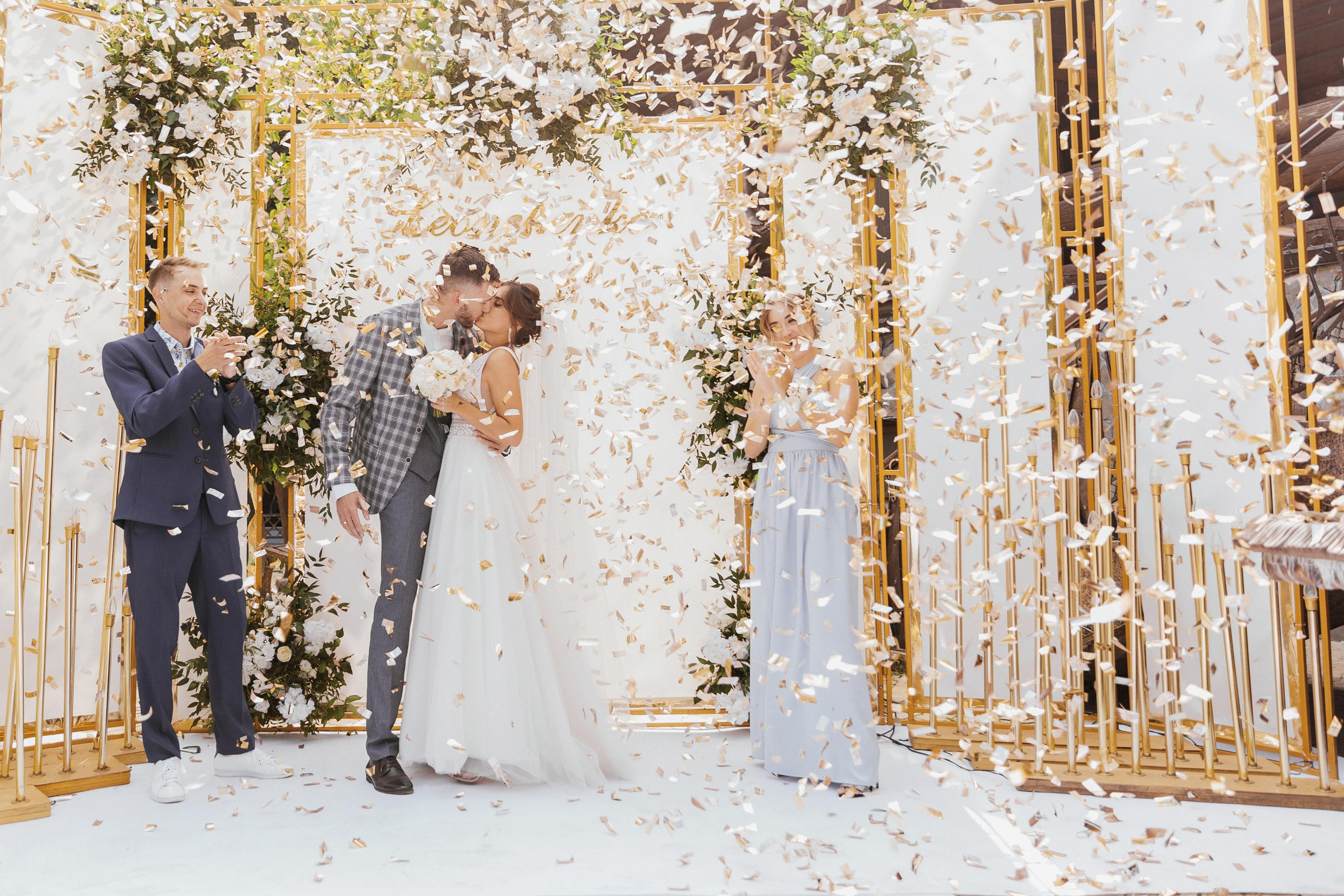 свадебная церемония жених целует невесту летят блески Гостинный двор