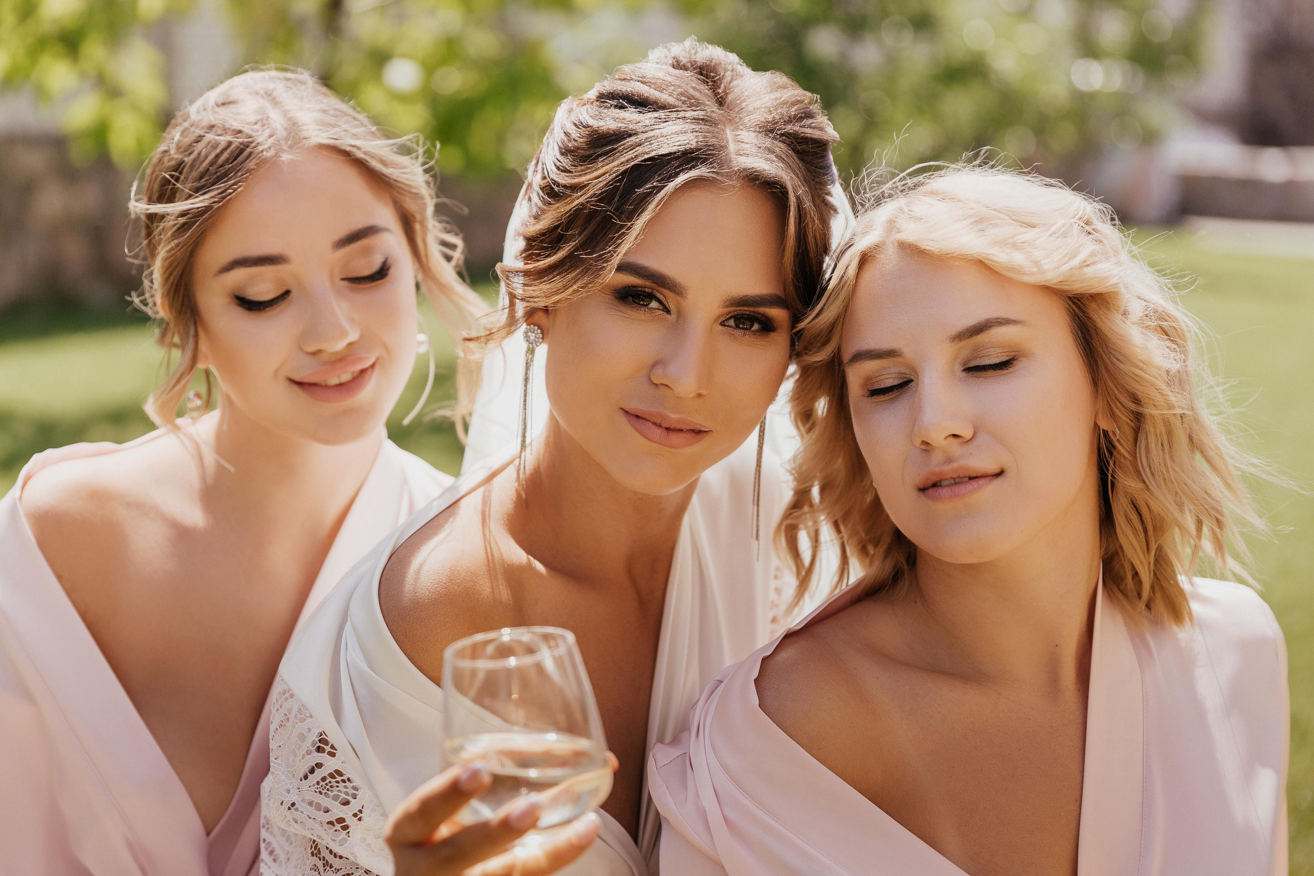 утро невесты в зеленом саду с подругами