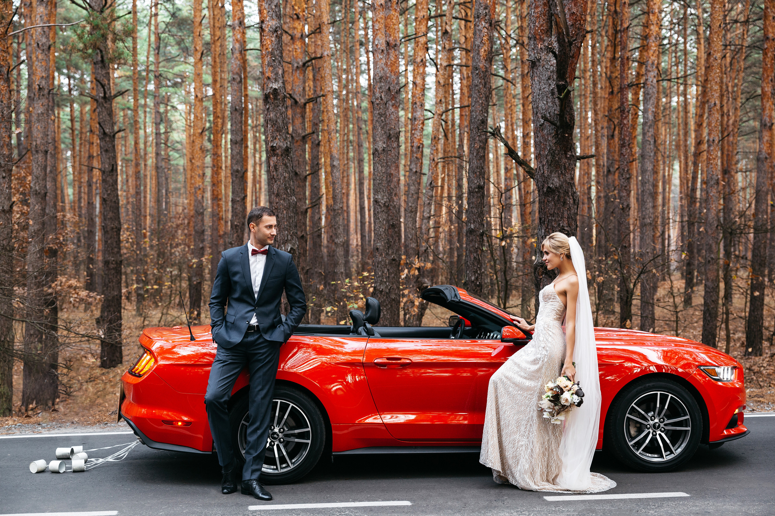 свадебное love story в сосновом лесу с красным кабриолетом