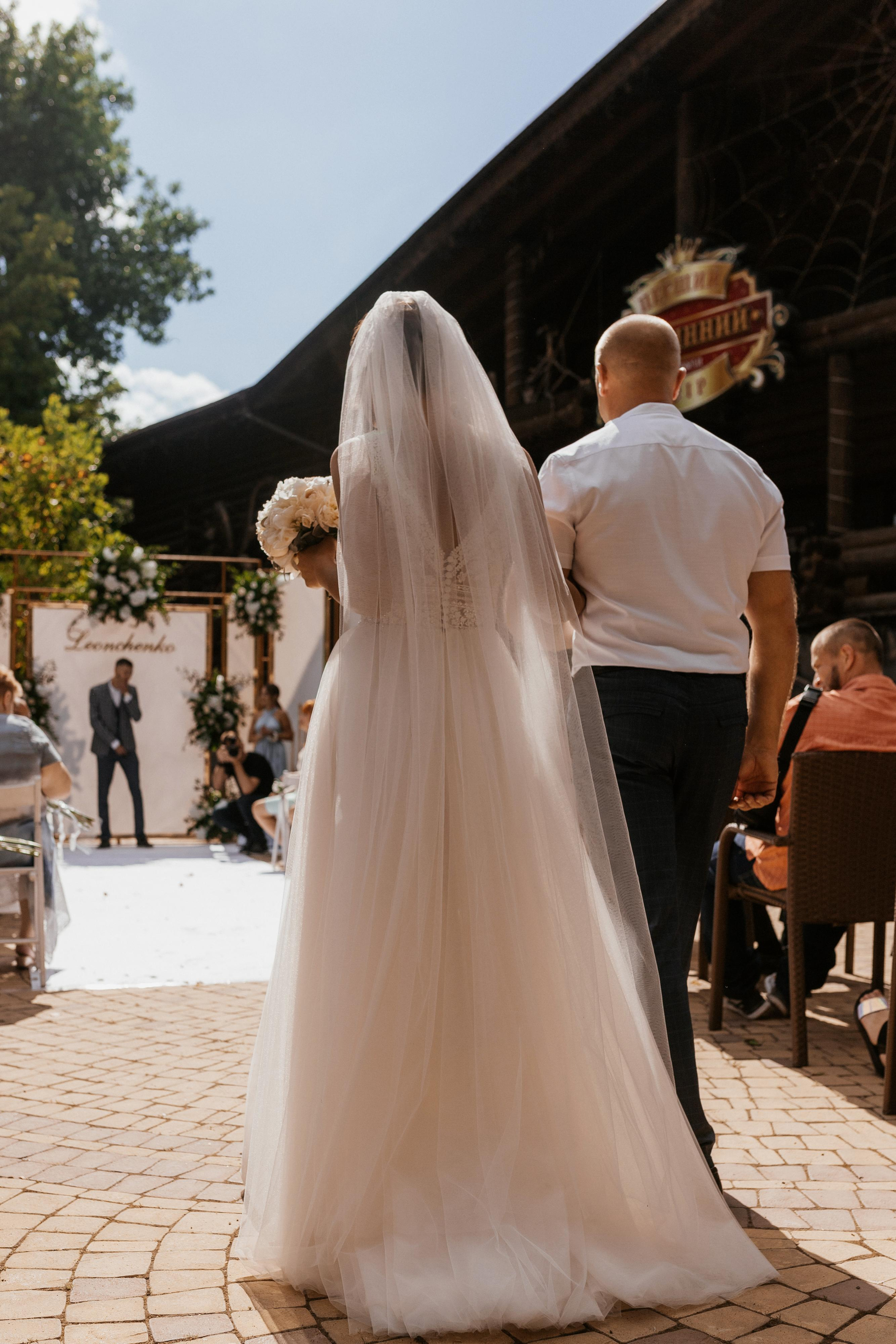 Папа ведет невесту на свадебной церемонии Кременчуг