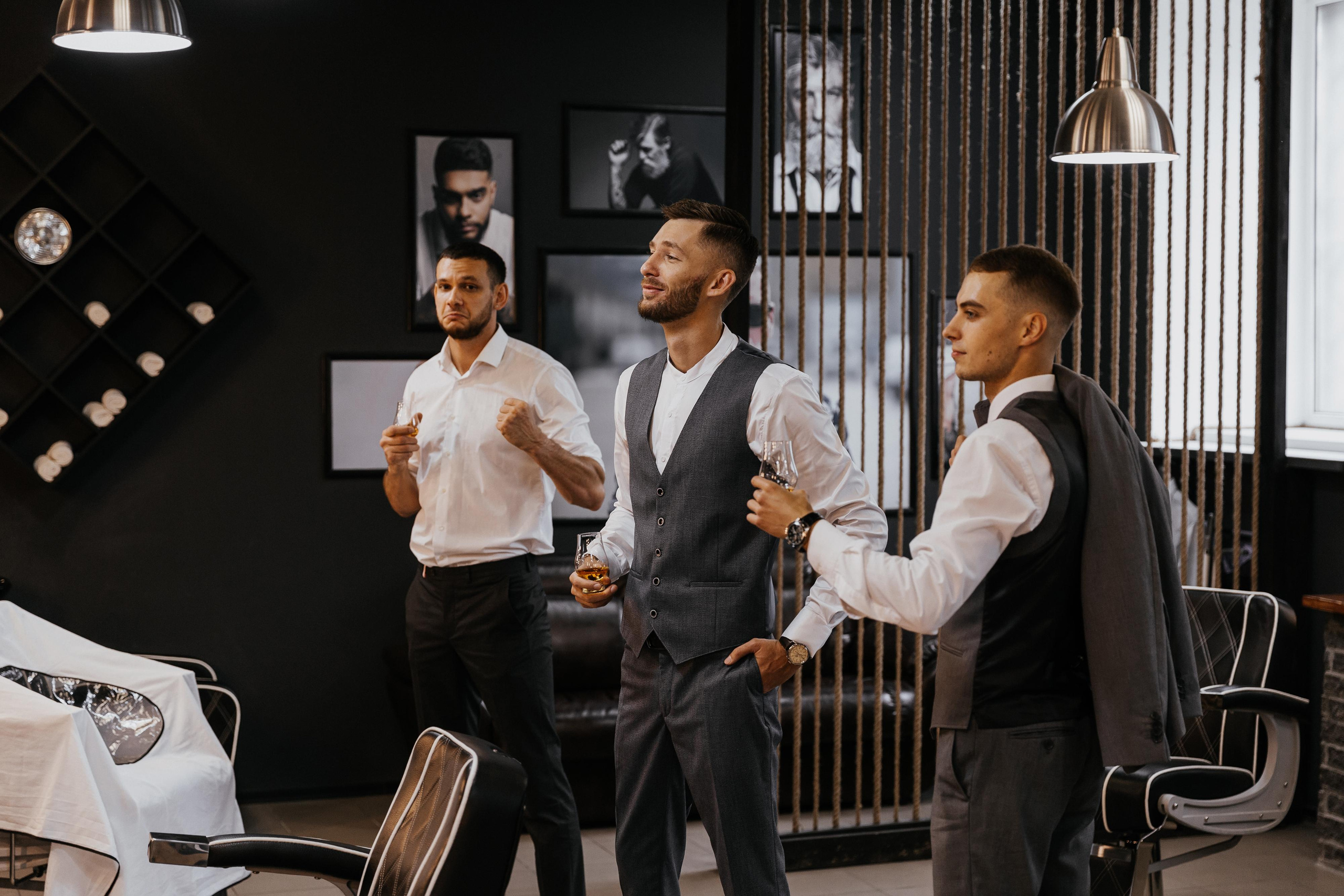 сборы жениха в барбершопе