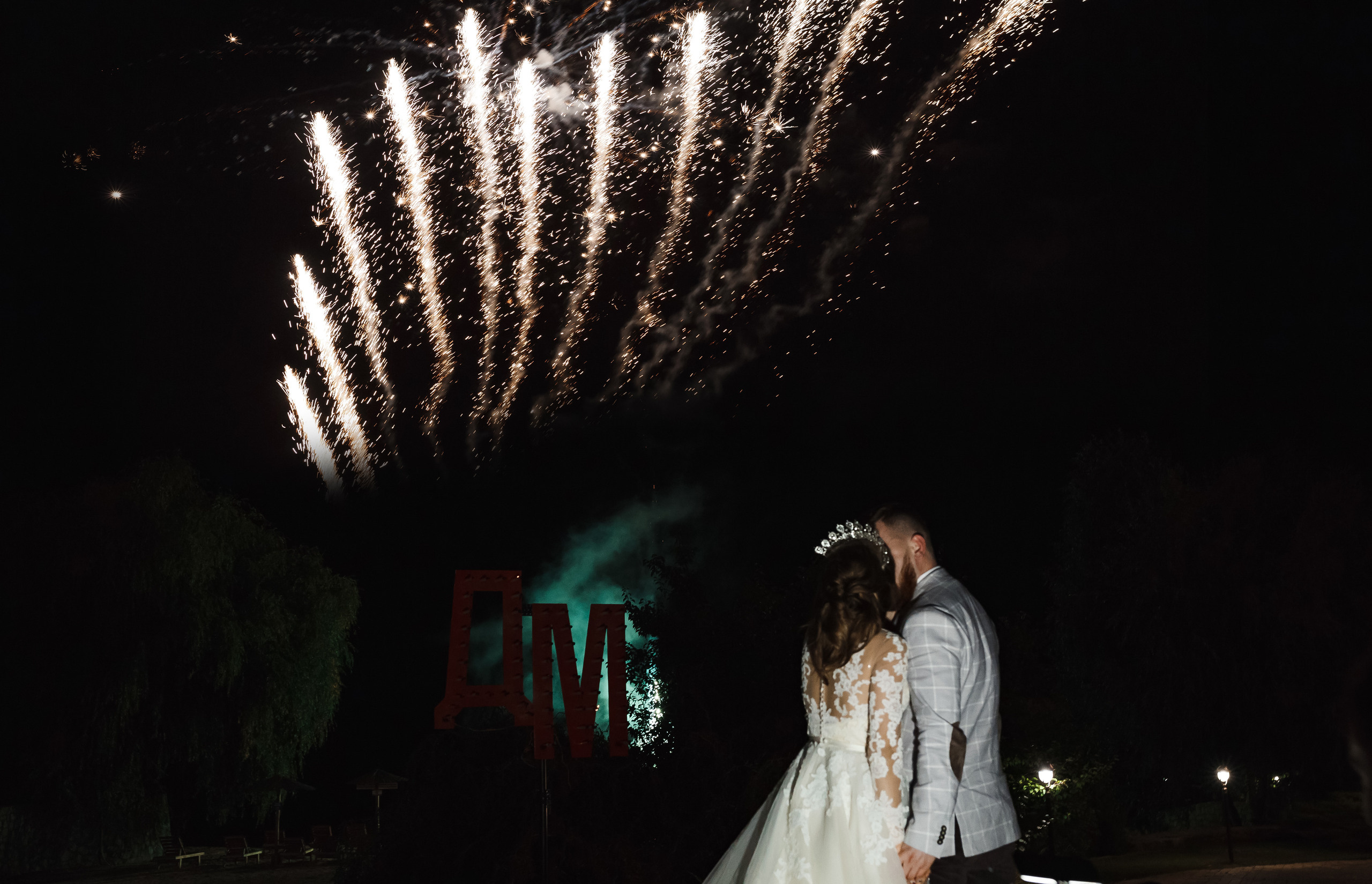 Салют и поцелуй невесты и жениха Кременчуг