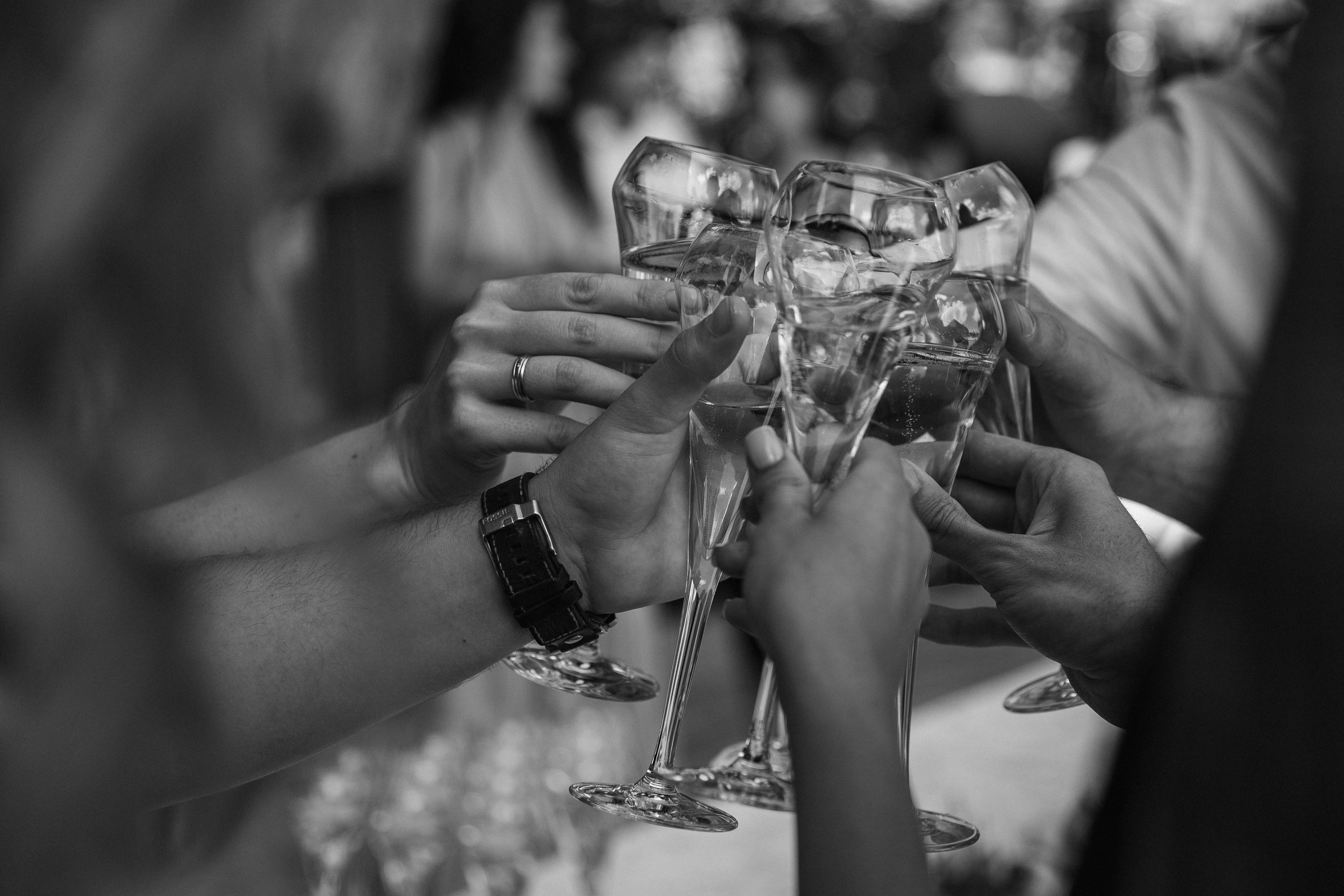 люди чокаются на черно - белая фотография  