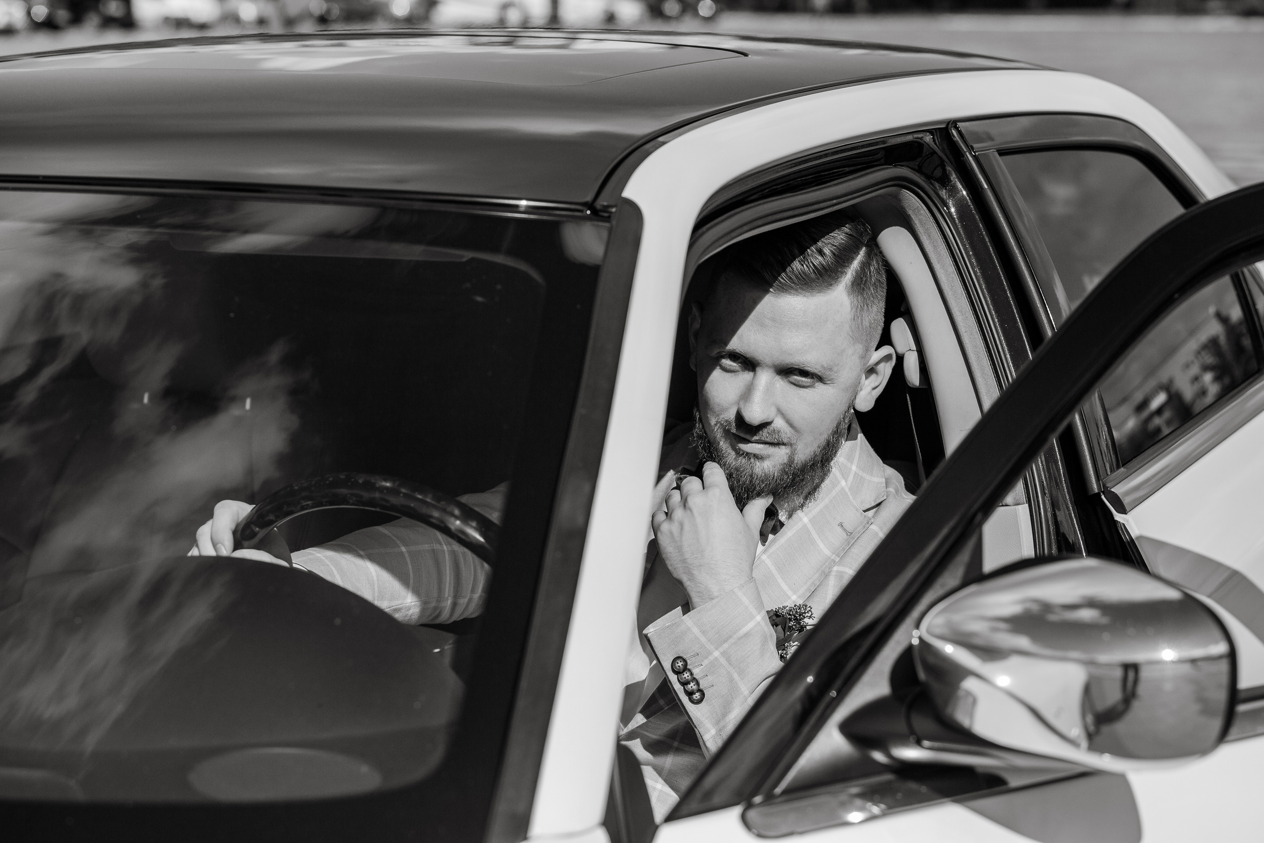 черно белый портрет жениха в машине