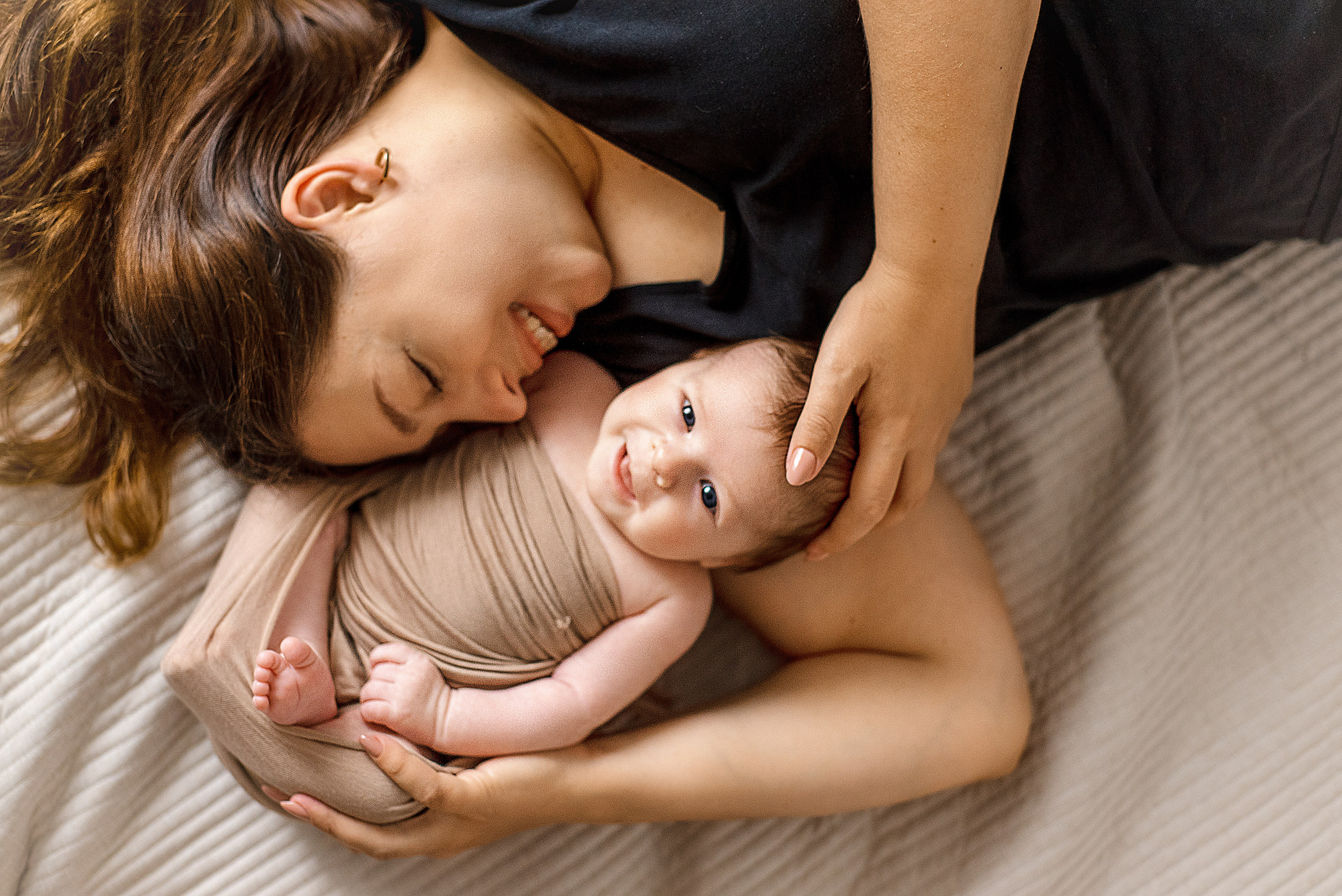 ньюборн новонароджені фотосесія домашня преміум пологи вагітність материнство фотосесія новонародженого newborn житомир фотограф сімейна історія родина традиціі мама малюк 