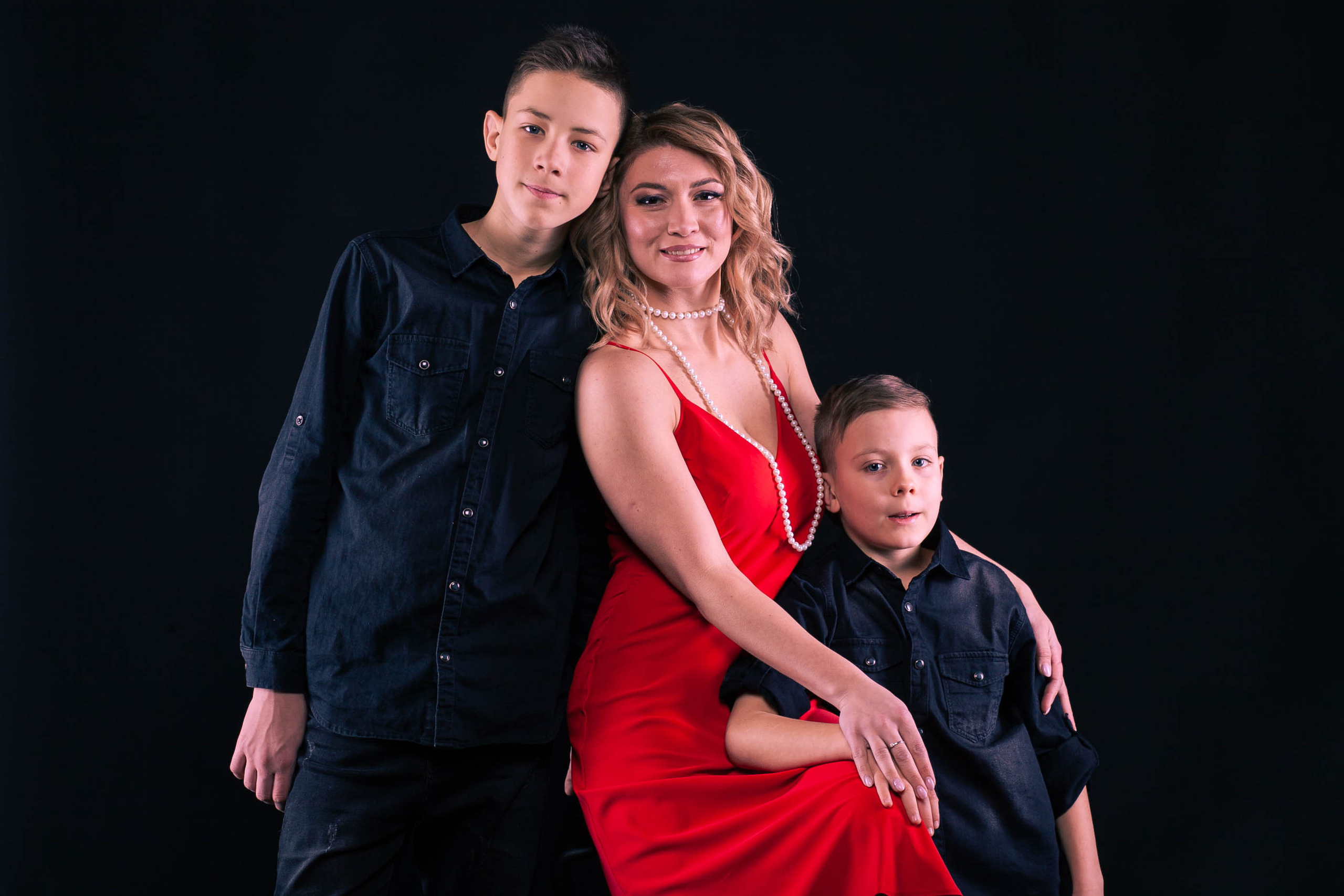 Портретная фотосессия для нежной Екатерины и ее двух мужественных парней. Photographer in Barcelona