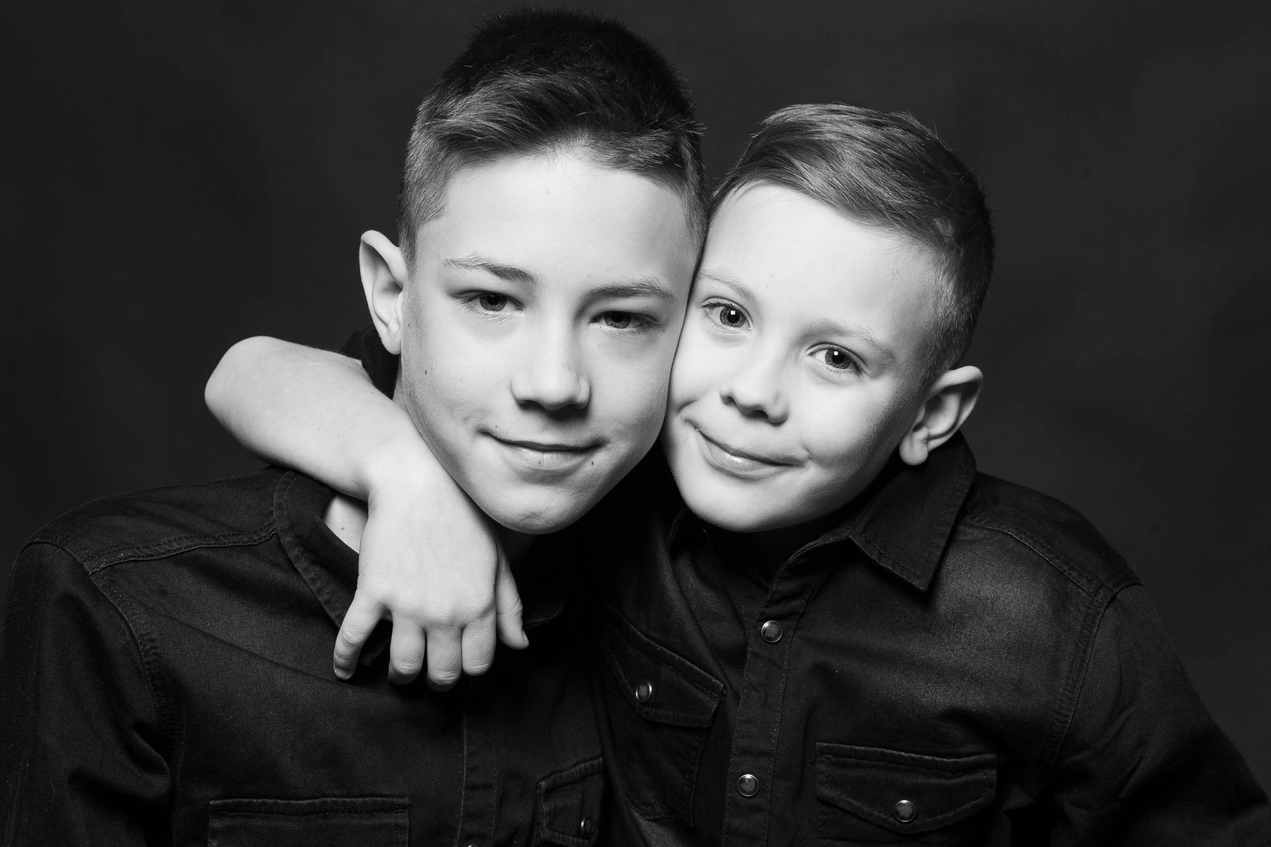 Портретная фотосессия для нежной Екатерины и ее двух мужественных парней. Photographer in Barcelona