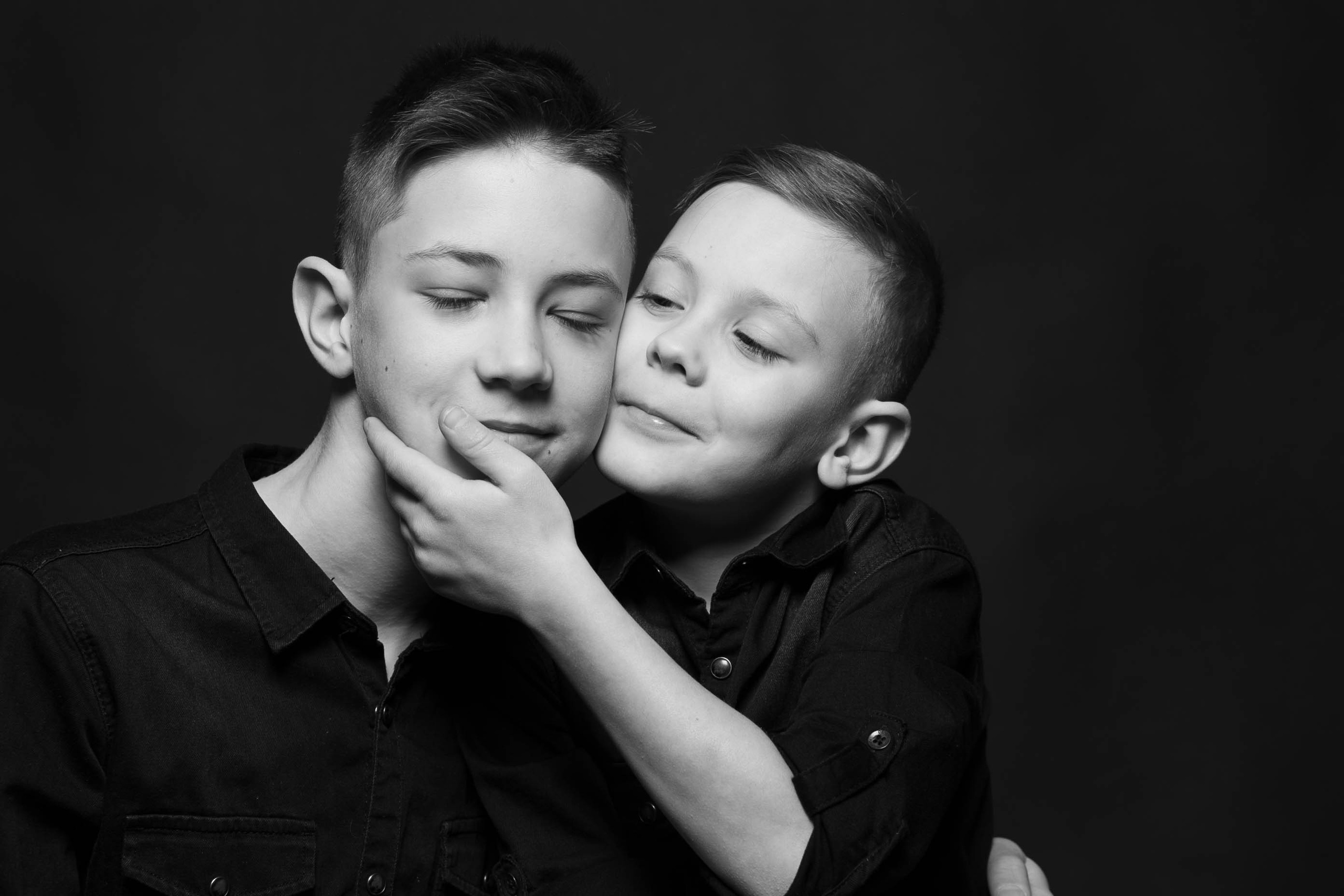 Портретная фотосессия для нежной Екатерины и ее двух мужественных парней. Photographer in Barcelona