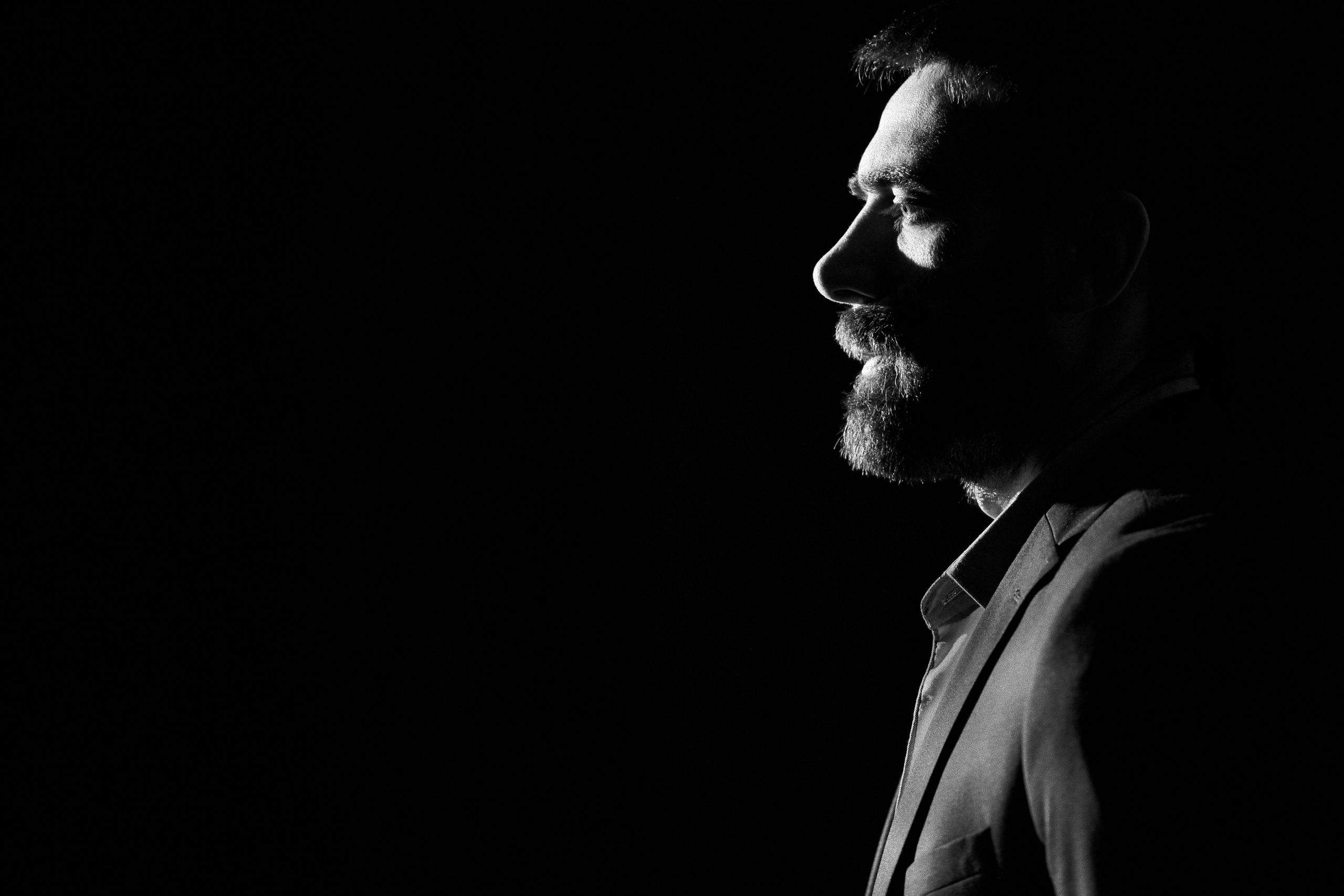 Портрет турецького актора з драматичним світлом