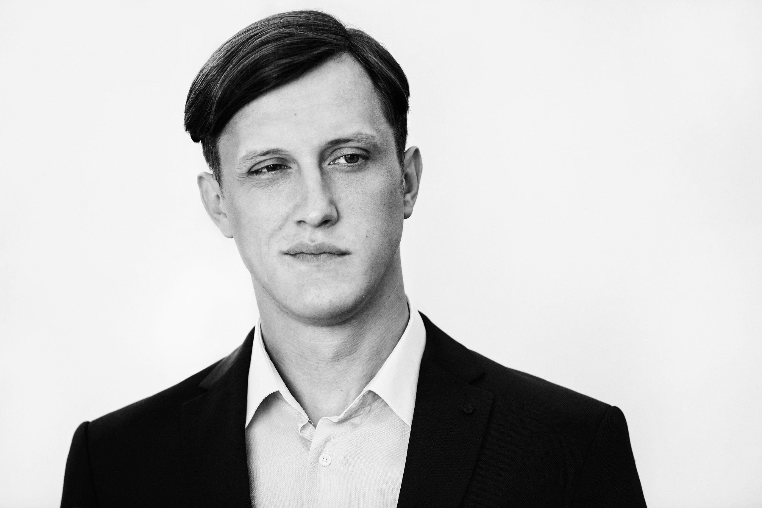 Чорно-білий портрет хлопця з посмішкою