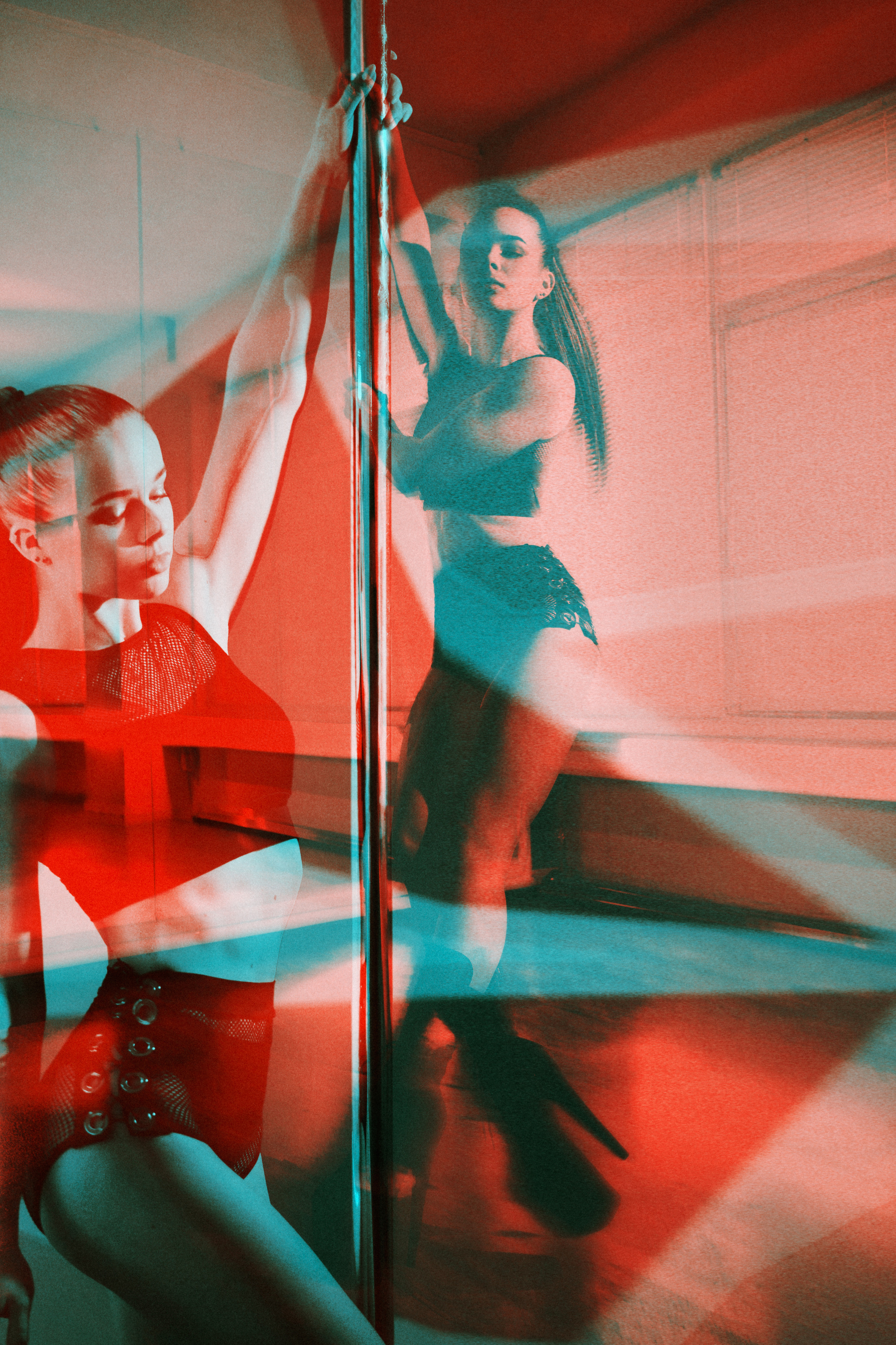 Молода дівчина позує для фотосесії з пілоном, фото зроблено в техніці подвійної експозиції.