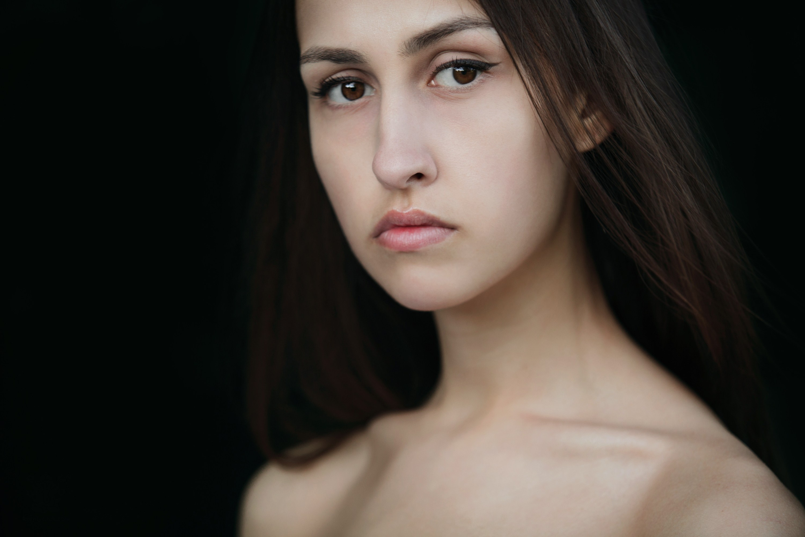 Крупний горизонтальний портрет дівчини на чорному фоні