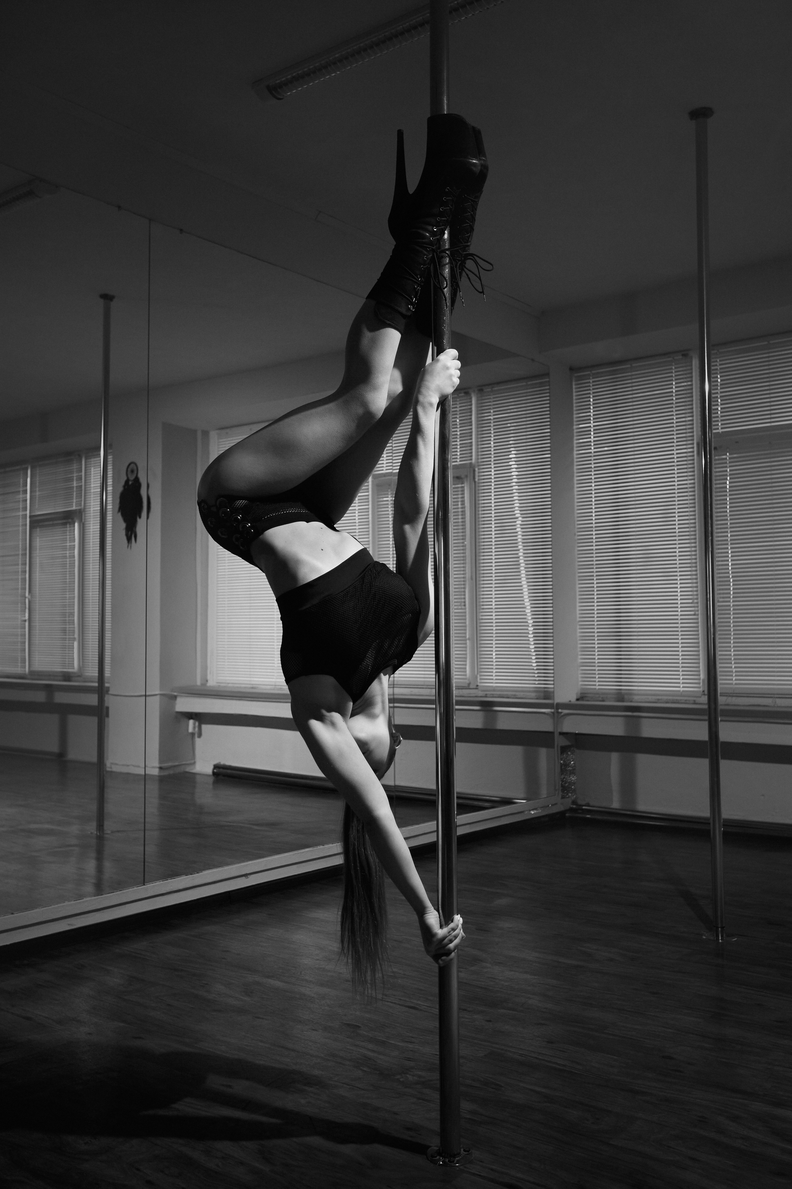 Pool Elegance – Ексклюзивна фотосесія на пілоні в Києві. Портретний та репортажний фотограф в Києві Юрій Корнійчук