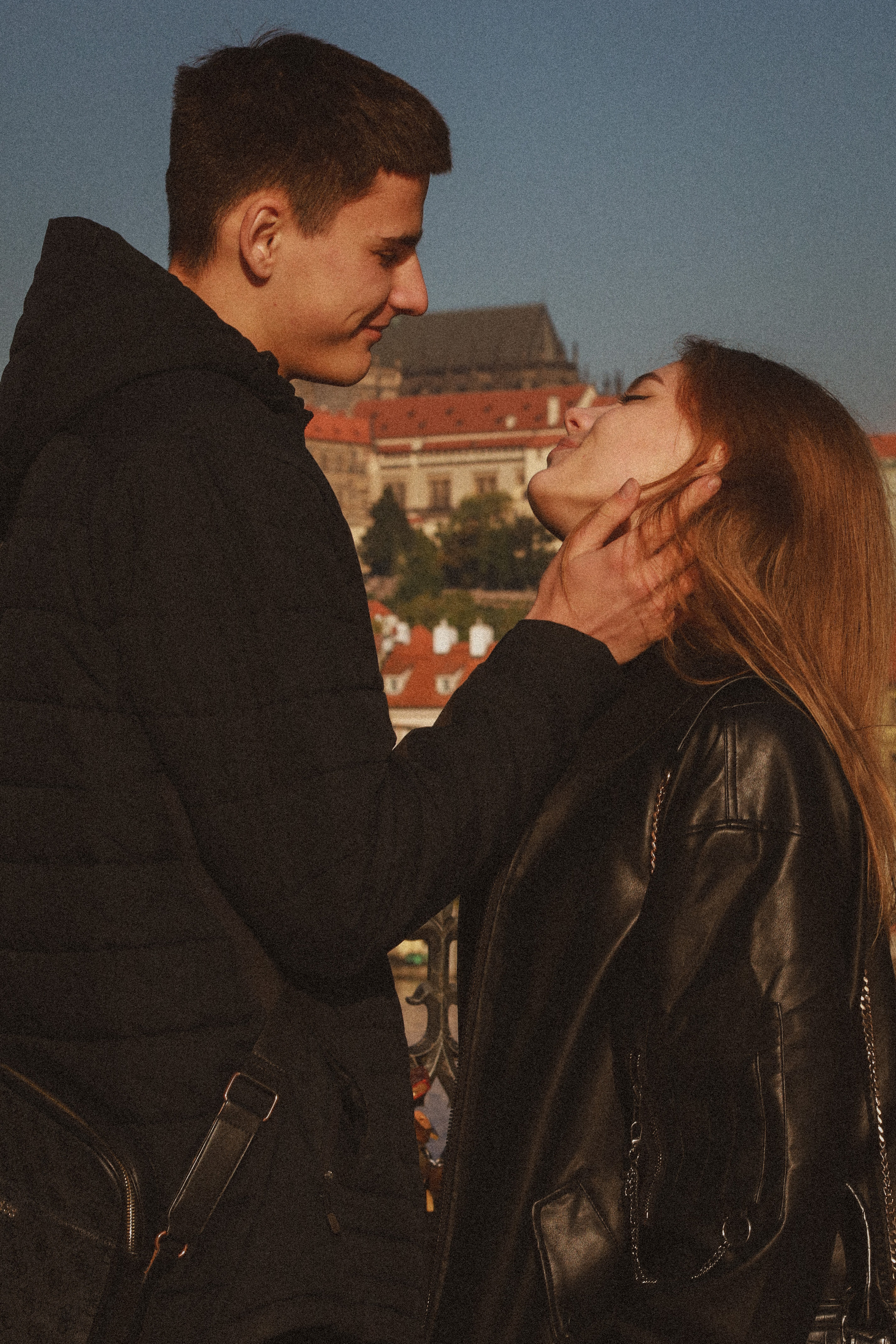 Photosession Lovestory on the Charles bridge Prague. Fotograf Praha a Plzeň. Lovestory, svatba, portrét, rodinné focení