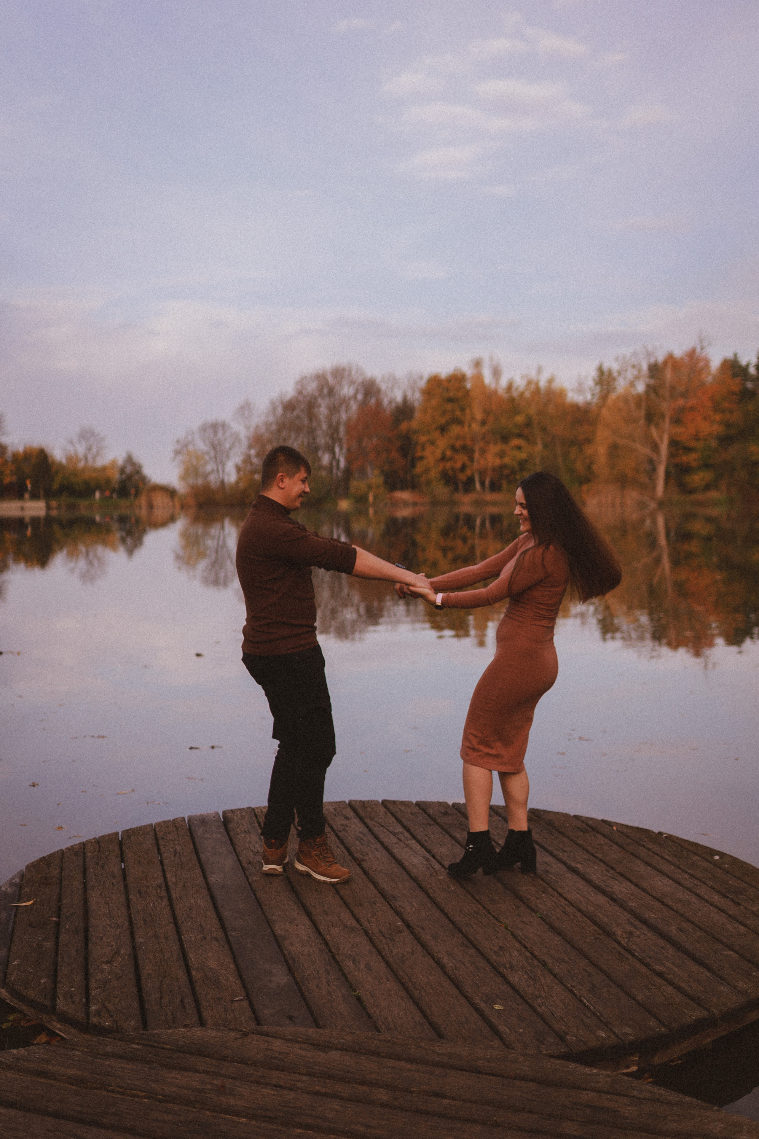 Podzimní focení v Praze na Vesteckém rybníku. Fotograf Praha a Plzeň. Lovestory, svatba, portrét, rodinné focení