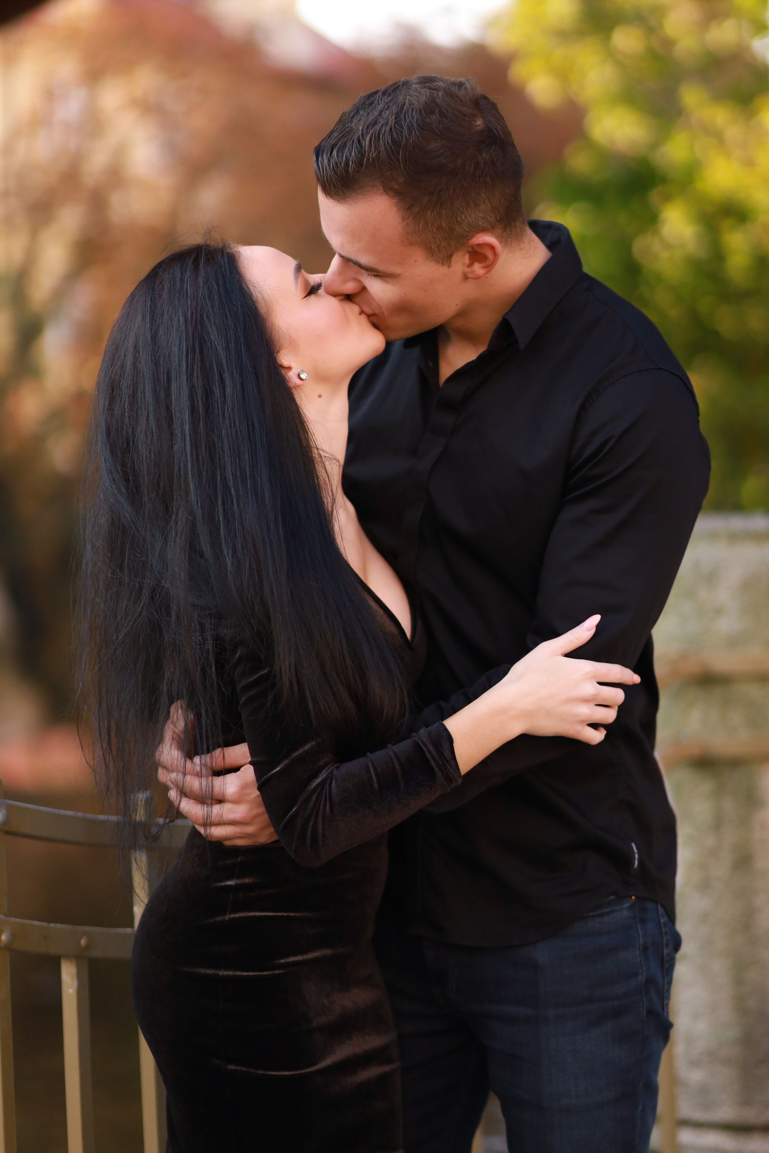 Фотосессия влюбленной пары на Карловом мосту. Fotograf Praha a Plzeň. Lovestory, svatba, portrét, rodinné focení