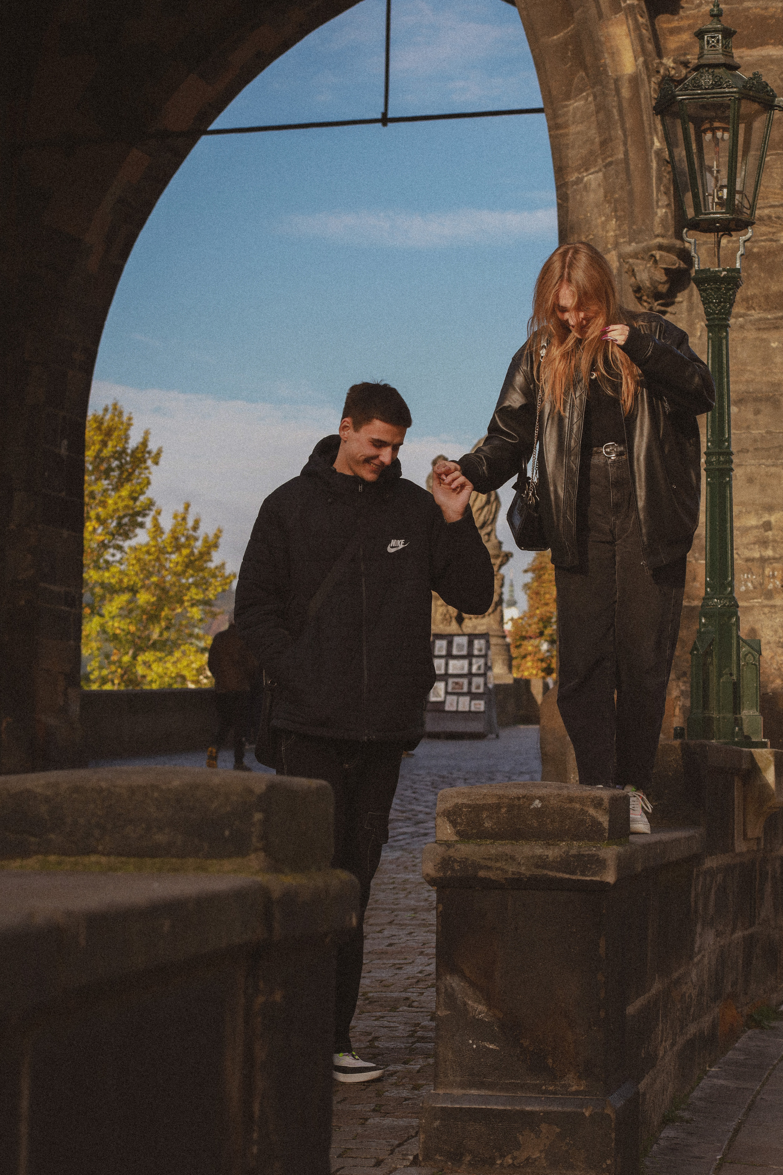 Photosession Lovestory on the Charles bridge Prague. Fotograf Praha a Plzeň. Lovestory, svatba, portrét, rodinné focení