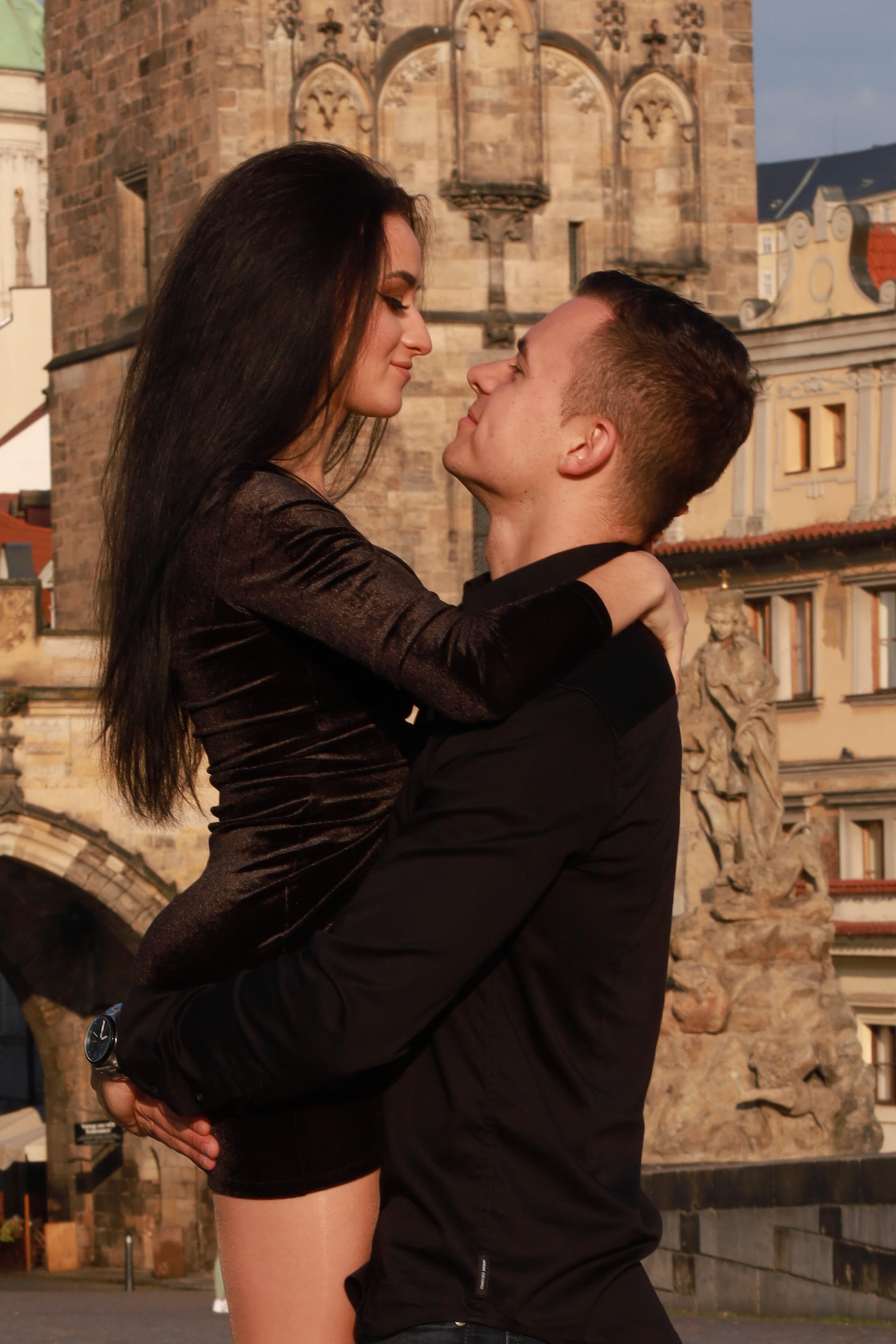 Фотосессия влюбленной пары на Карловом мосту. Fotograf Praha a Plzeň. Lovestory, svatba, portrét, rodinné focení