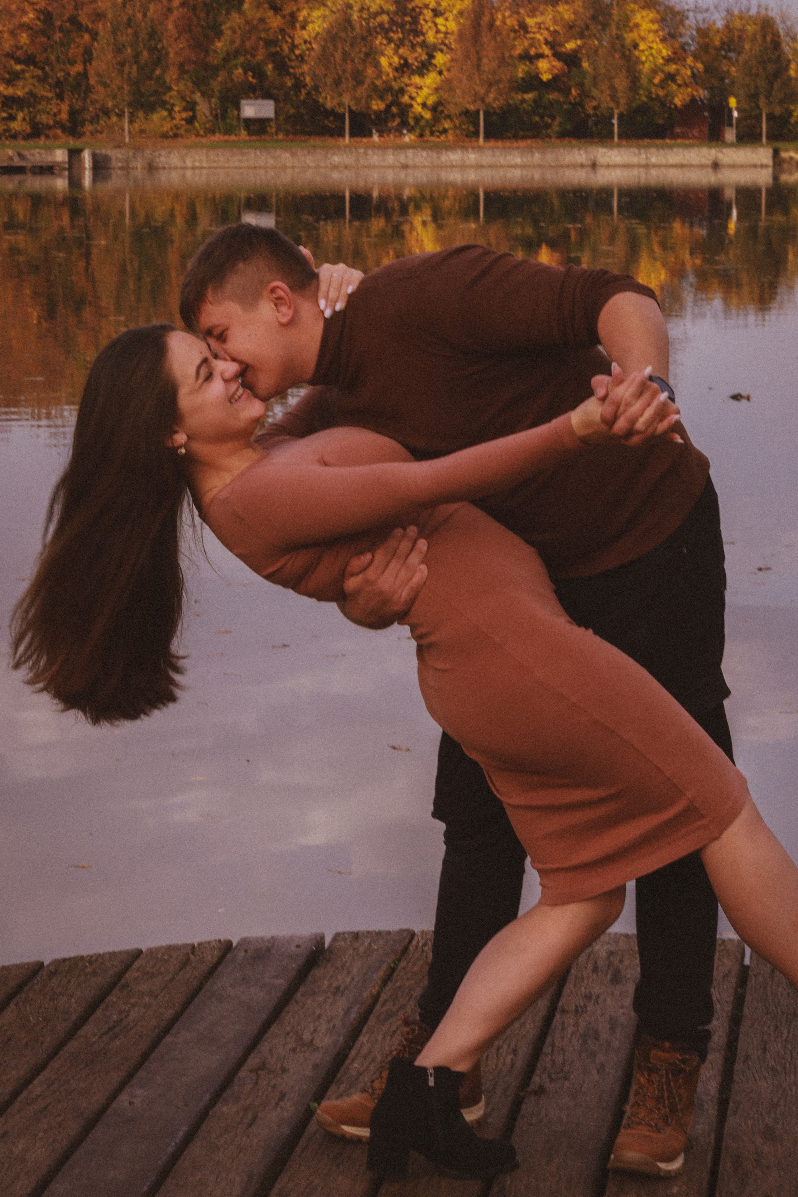 Podzimní focení v Praze na Vesteckém rybníku. Fotograf Praha a Plzeň. Lovestory, svatba, portrét, rodinné focení