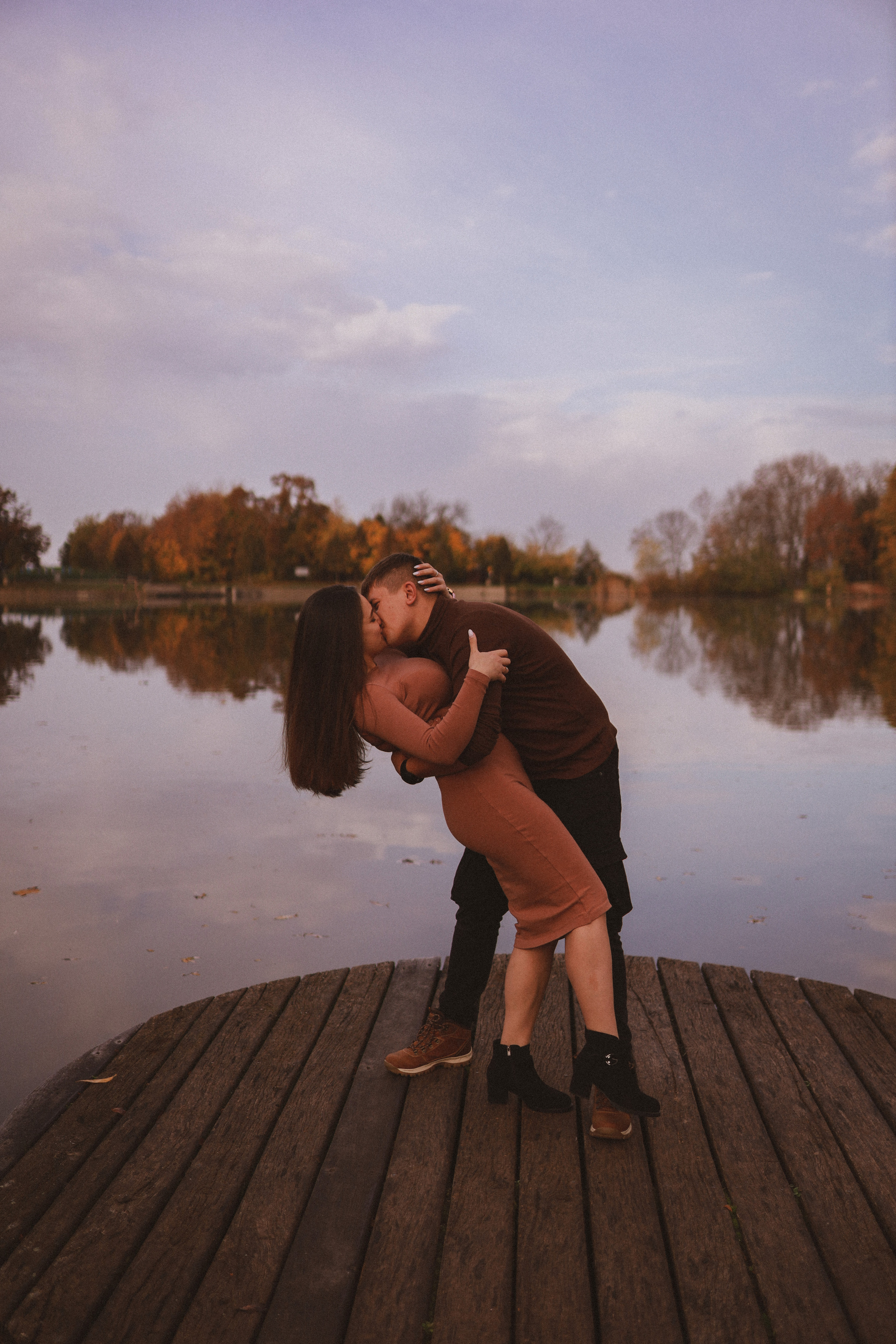 Podzimní focení v Praze na Vesteckém rybníku. Fotograf Praha a Plzeň. Lovestory, svatba, portrét, rodinné focení